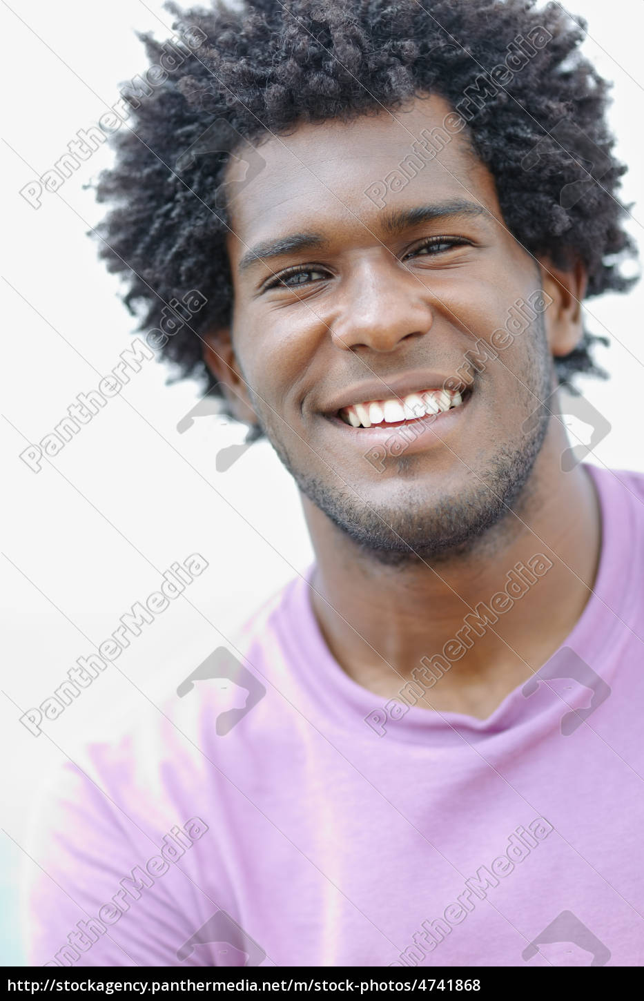 Jungen Afrikanischen Mann Lachelnd In Die Kamera Lizenzfreies Foto 4741868 Bildagentur Panthermedia