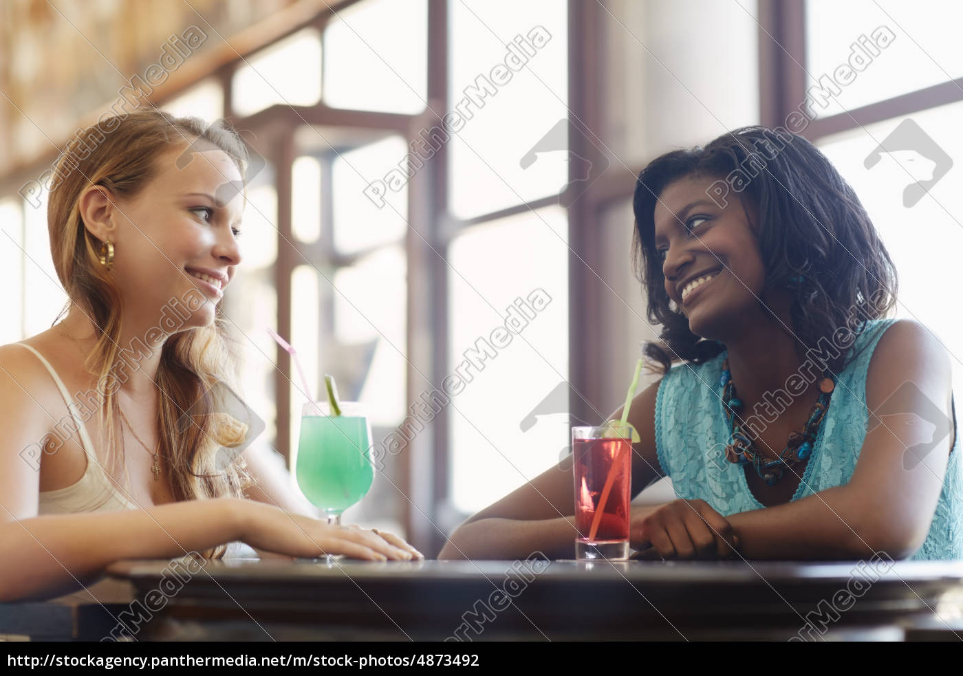 Zwei Frauen Die Spaß Im Pub Haben Lizenzfreies Foto 4873492 Bildagentur Panthermedia 