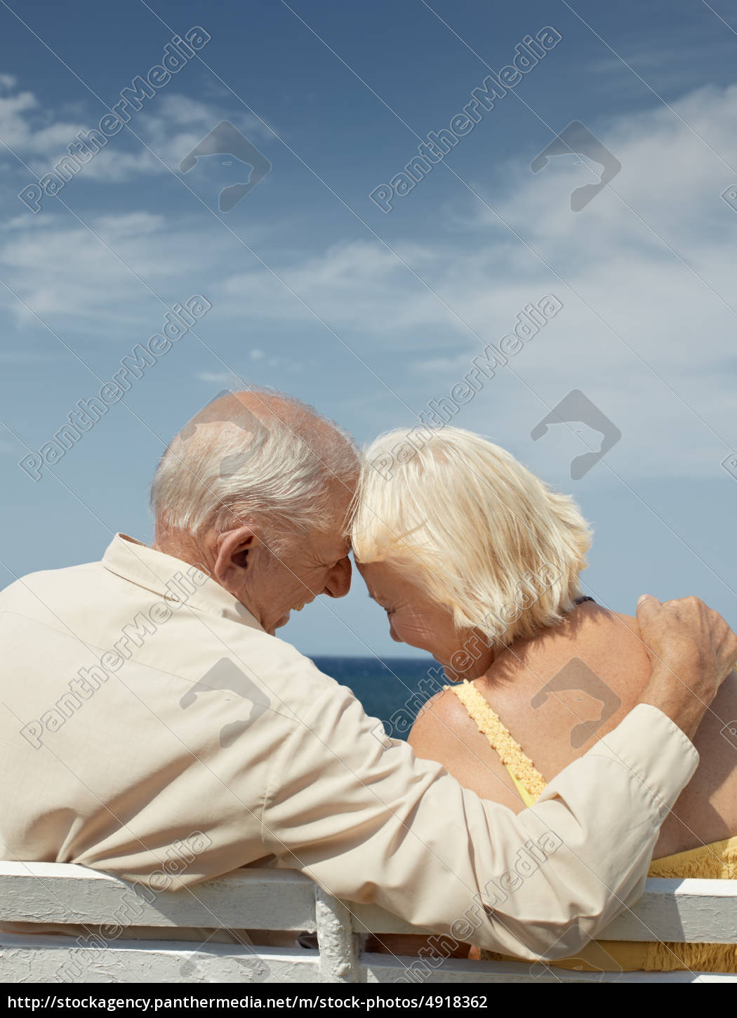 Alte Mann Und Frau Auf Einer Bank Am Meer - Stockfoto - #4918362 ...