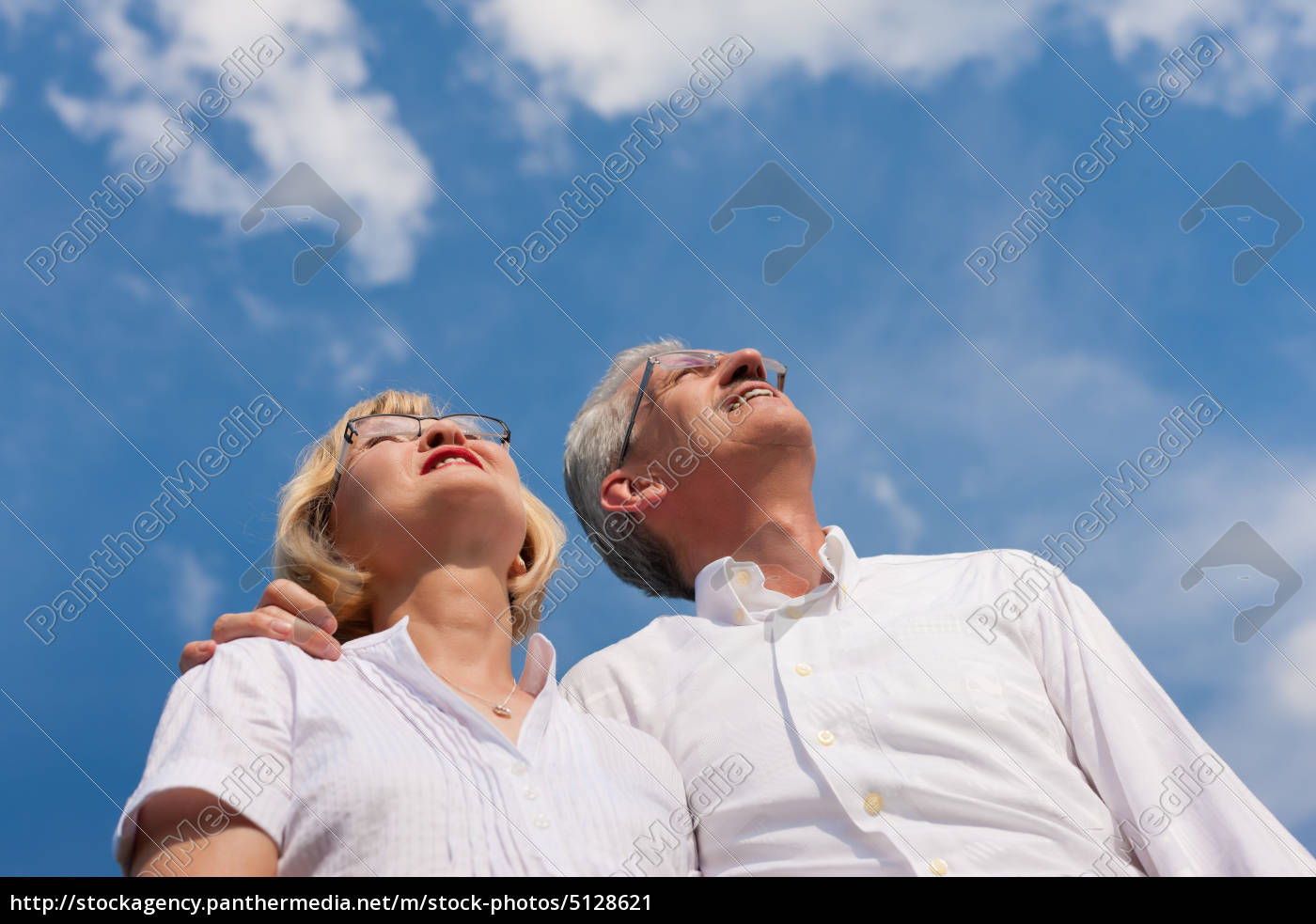 Glückliches älteres Paar Blickt In Den Blauen Himmel Lizenzfreies Bild 5128621