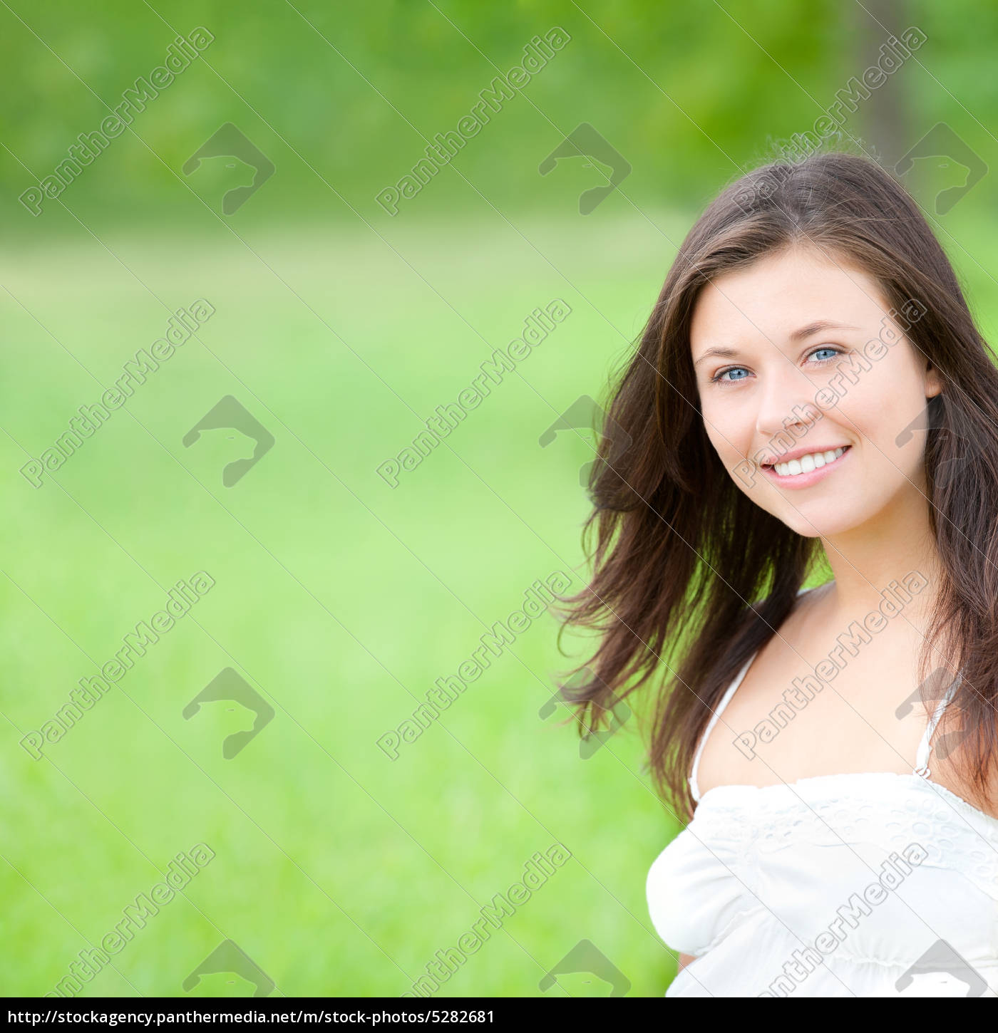 Portrait Einer Hübschen Jungen Frau Outdoor Lizenzfreies Bild 5282681 Bildagentur