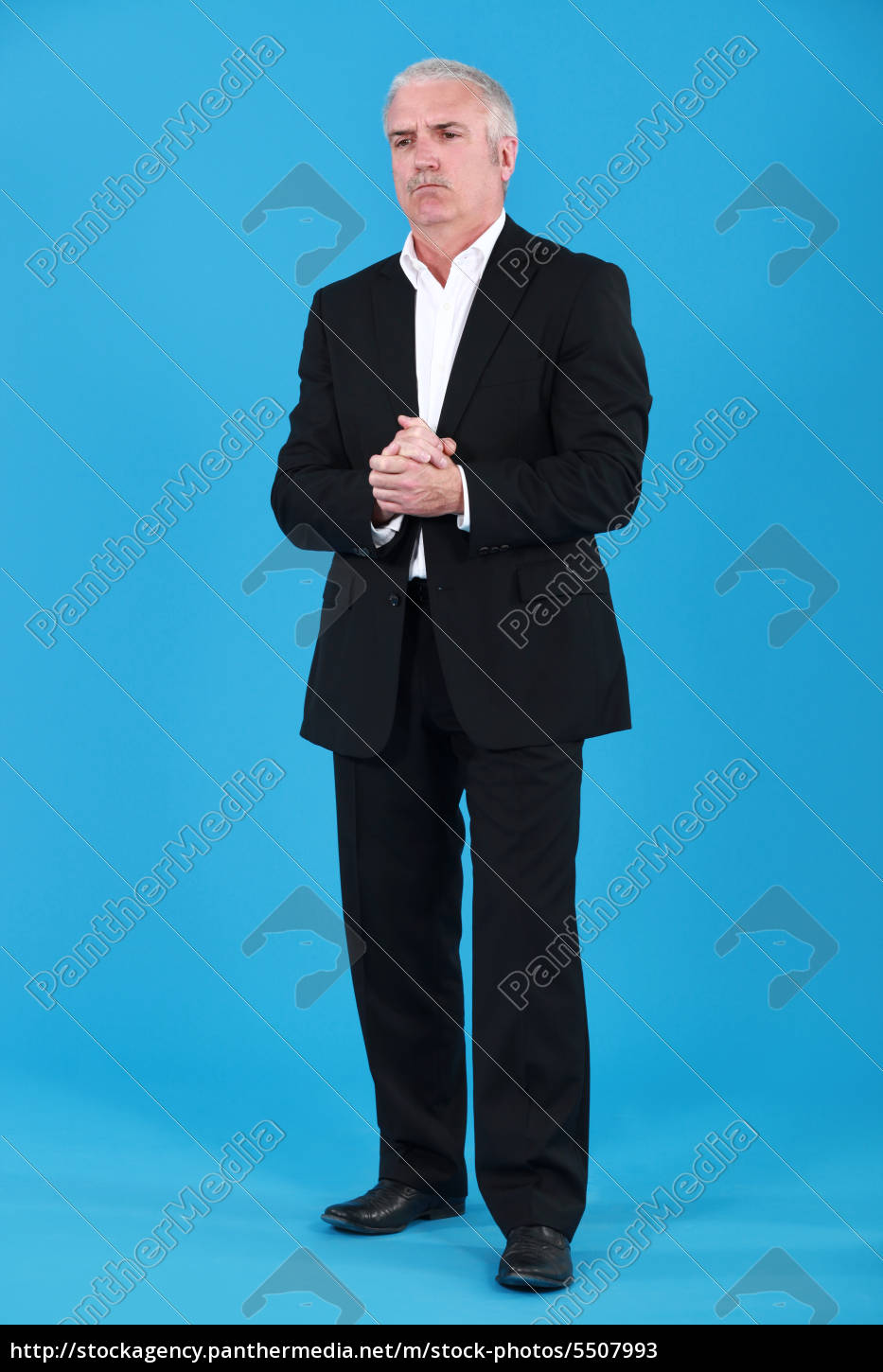 man-stood-with-hands-clasped-lizenzfreies-bild-5507993-bildagentur-panthermedia