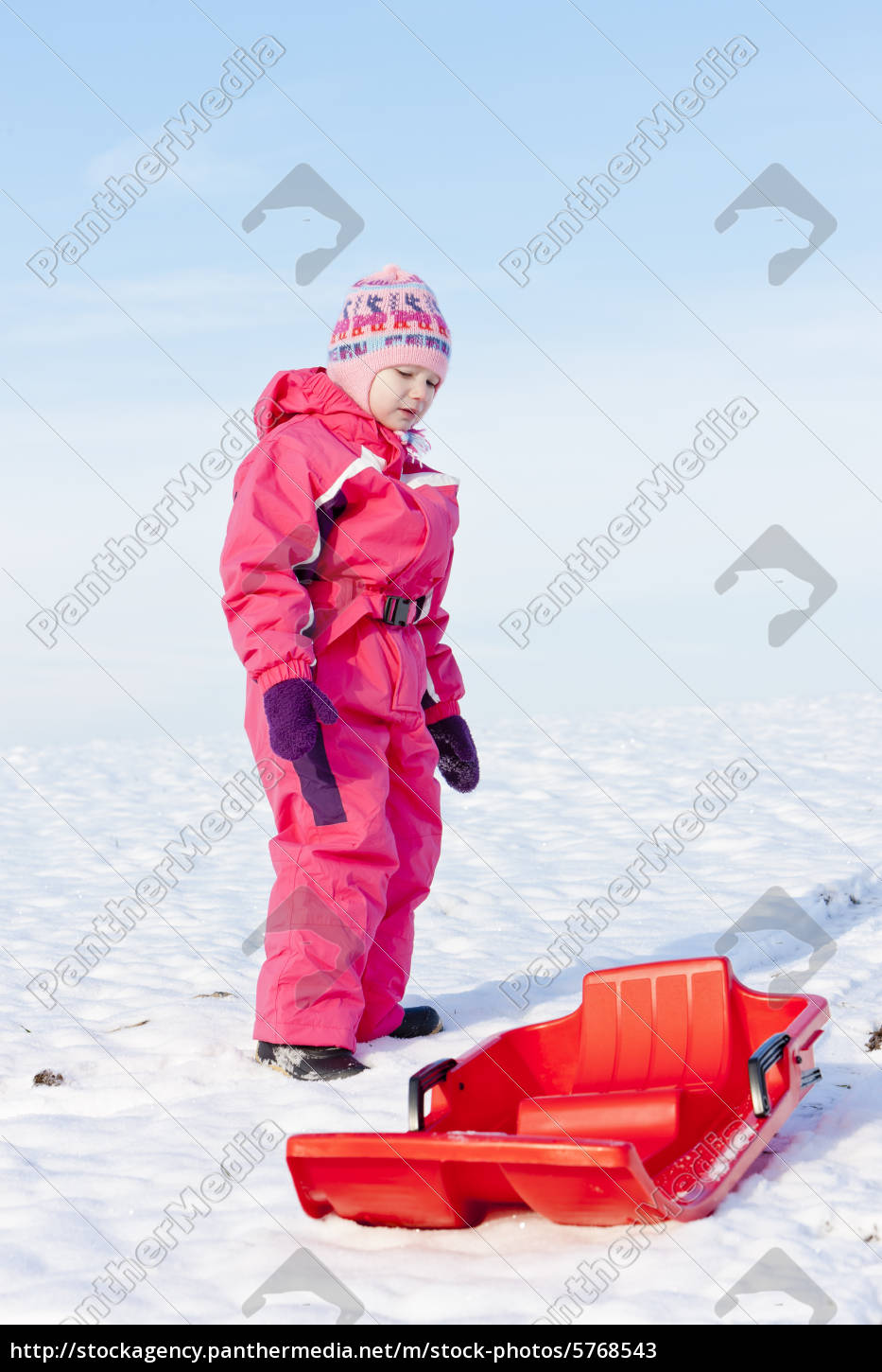 Kleines Madchen Mit Bob Im Schnee Lizenzfreies Bild 5768543 Bildagentur Panthermedia