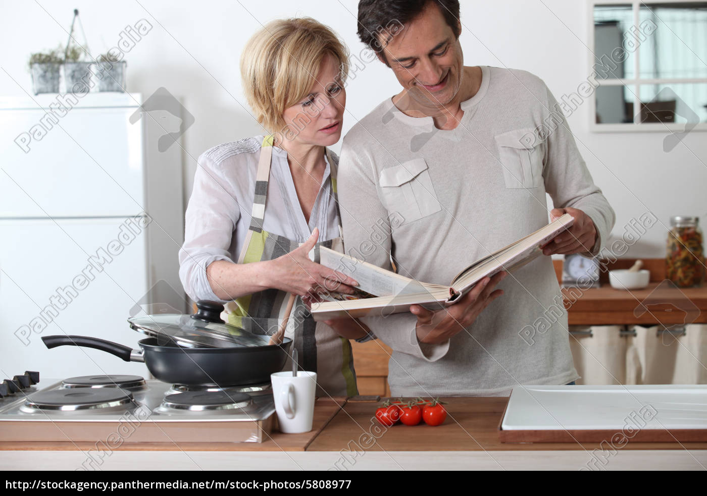 Paare Die Zusammen Kochen Mit Einem Rezeptbuch Lizenzfreies Bild Bildagentur Panthermedia