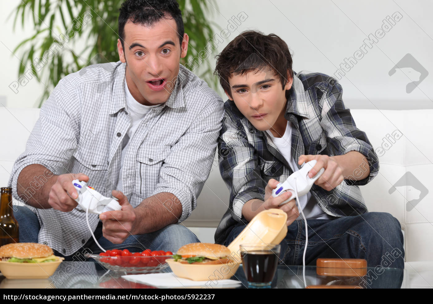Vater Und Sohn Die Computerspiele Spielen Und Stockfoto