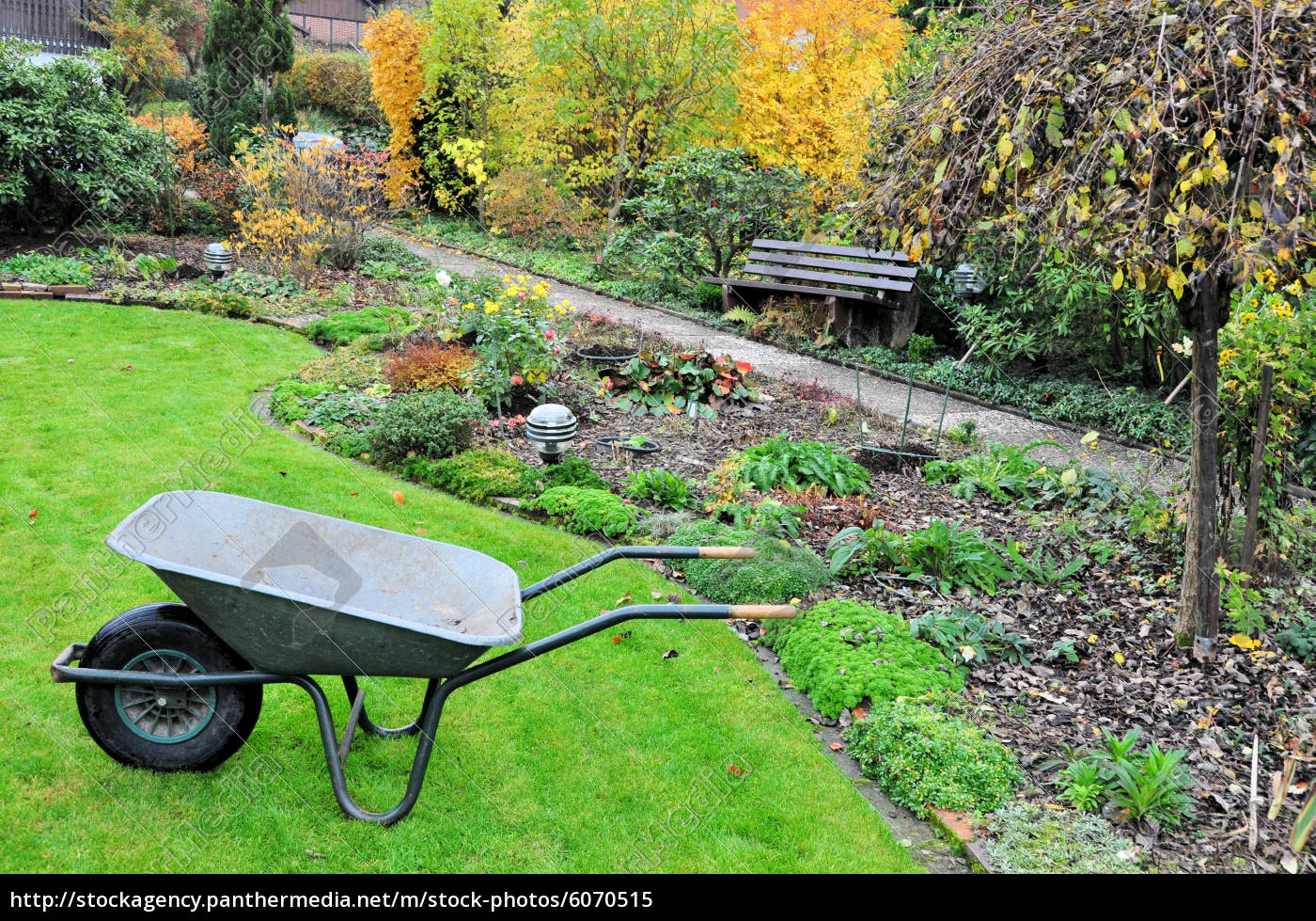 schöner Garten im Herbst mit Schubkarre Stockfoto