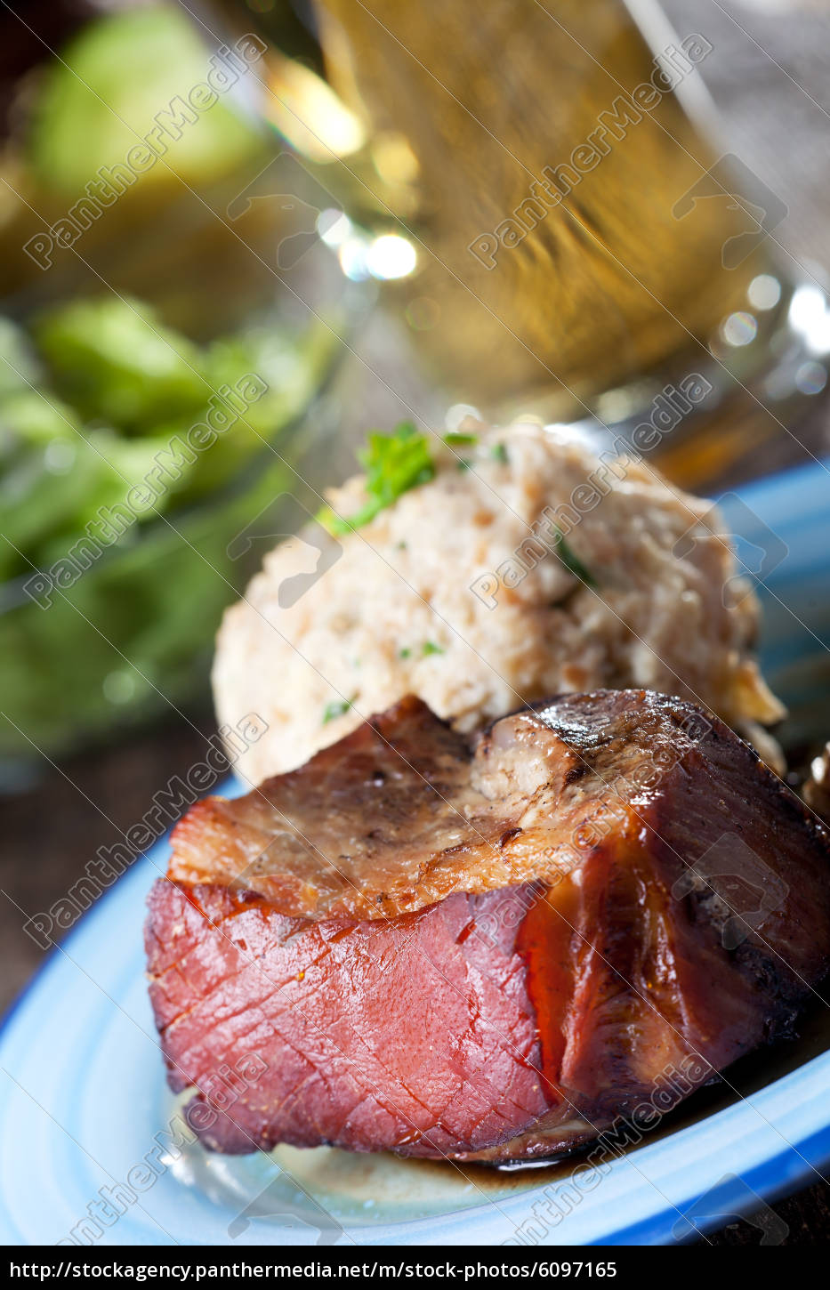 Bayerischer Schweinebraten mit Knödel - Lizenzfreies Bild - #6097165 ...