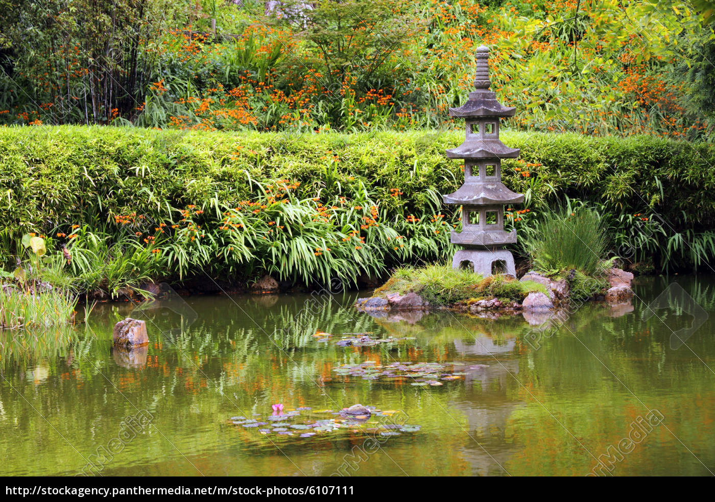 Friedlicher Zen Garten Lizenzfreies Bild 6107111