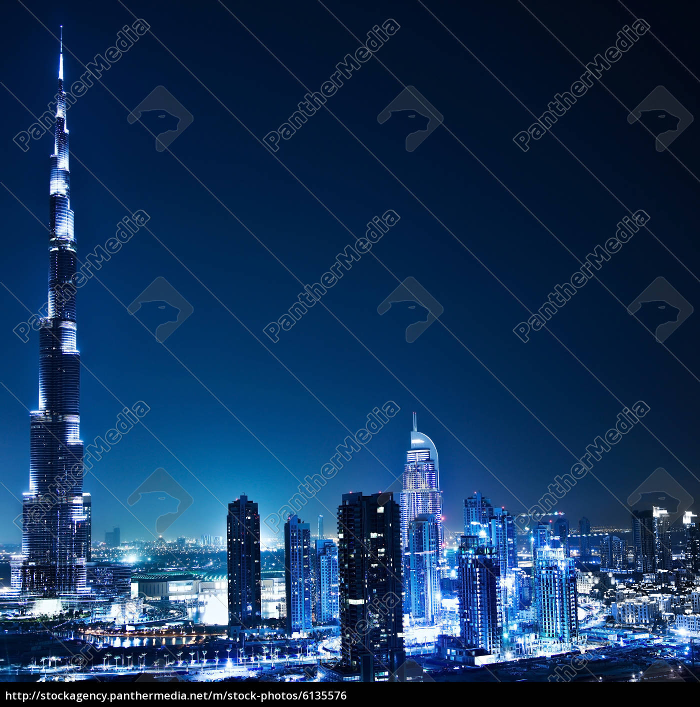 Dubai Innenstadt In Der Nacht Lizenzfreies Foto Bildagentur Panthermedia