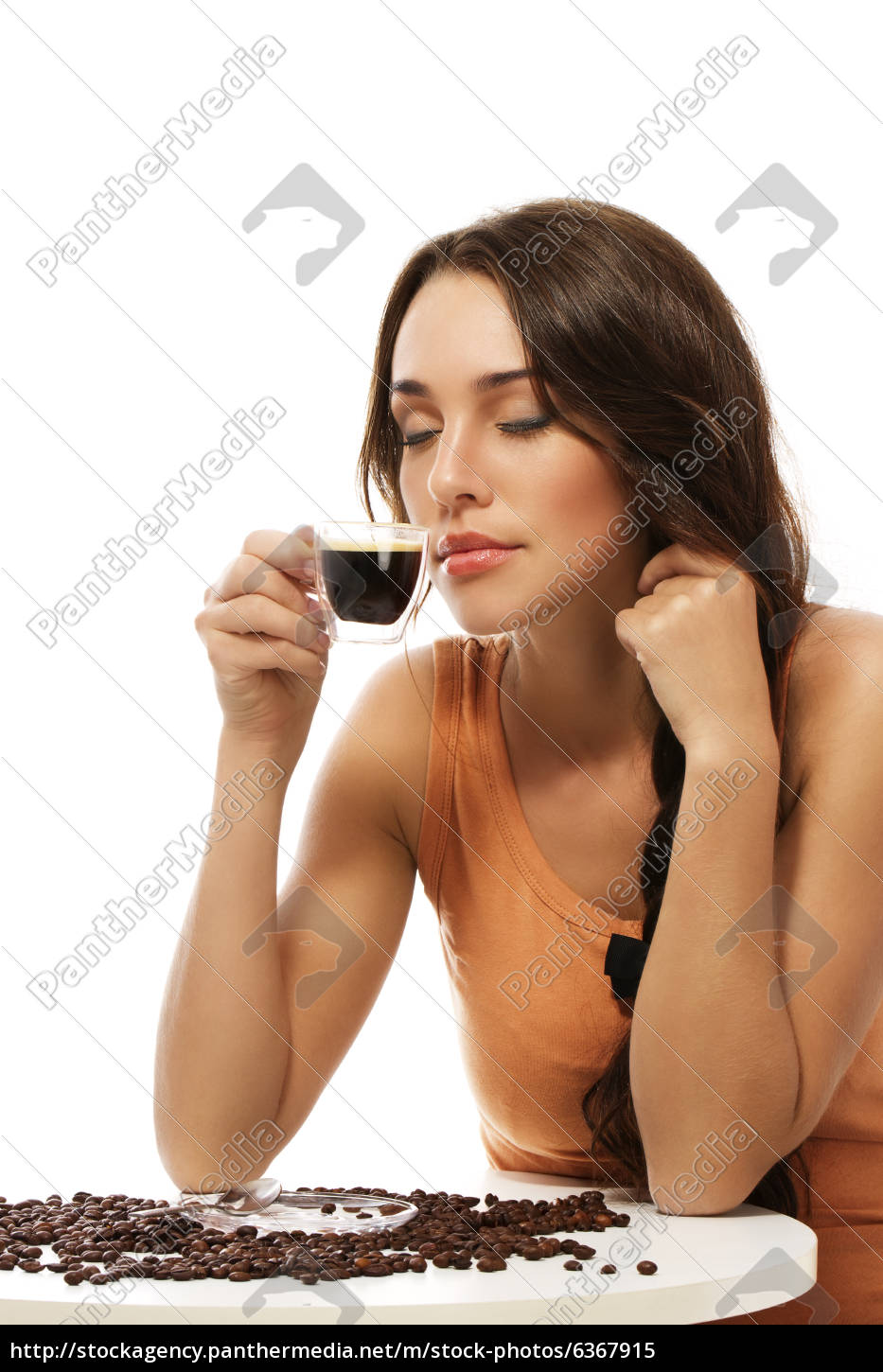 Schone Frau Riecht An Einer Tasse Espresso Kaffee Lizenzfreies Bild Bildagentur Panthermedia