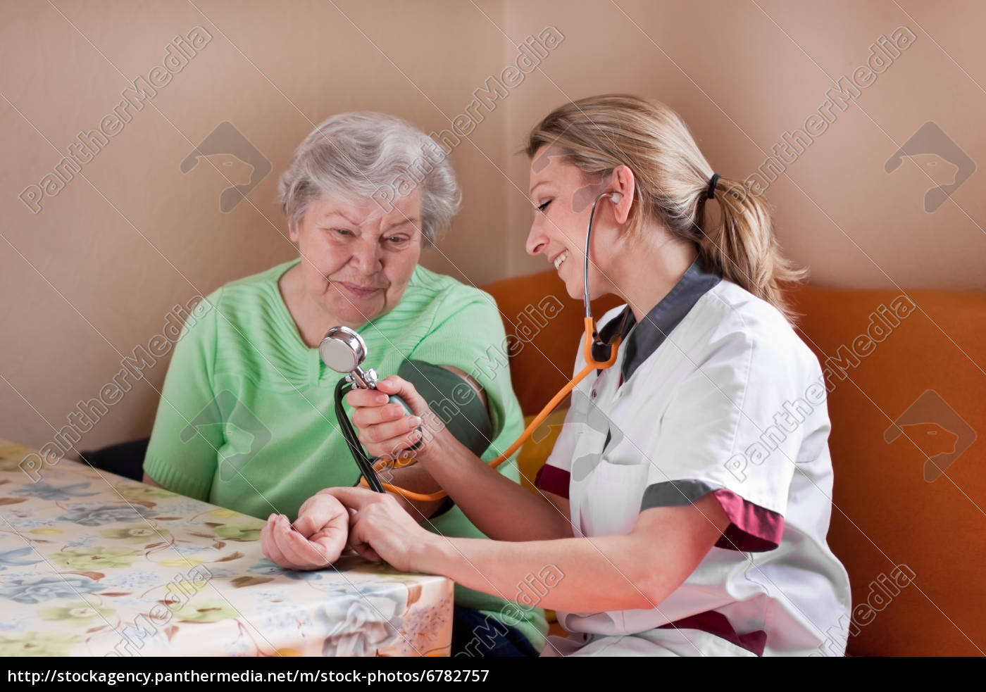 Altenpflegerin Misst Blutdruck Bei Seniorin Stockfoto Bildagentur Panthermedia