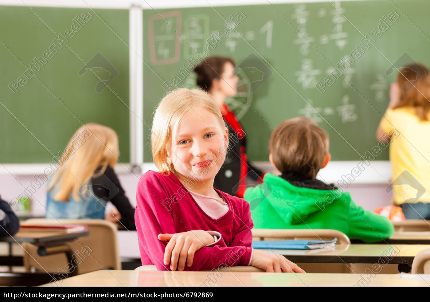 Lehrerin Mit Schuler In Einer Schule Beim Unterricht Lizenzfreies Bild Bildagentur Panthermedia