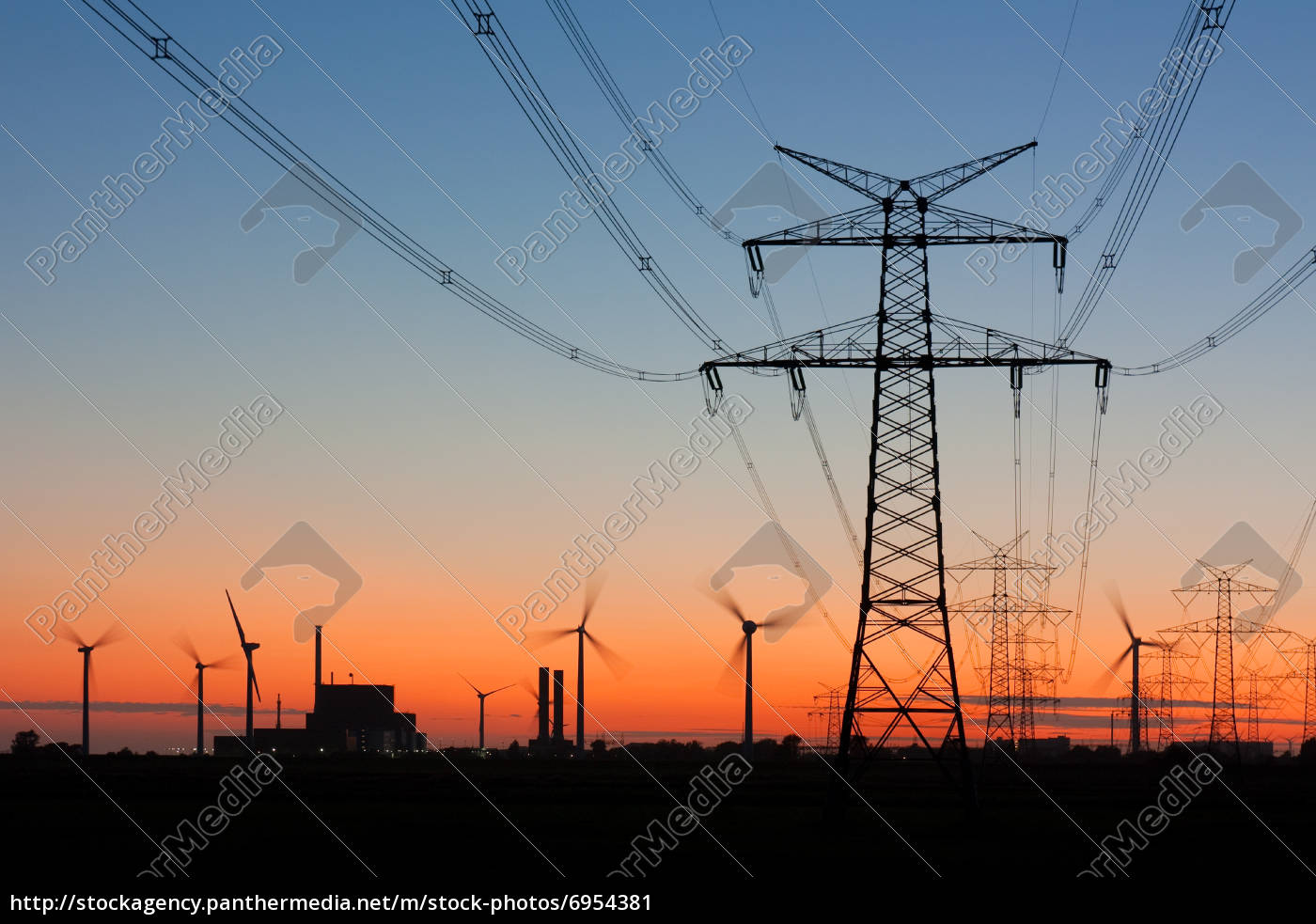 Strommasten Bei Sonnenuntergang Mit Windradern Und Stockfoto Bildagentur Panthermedia