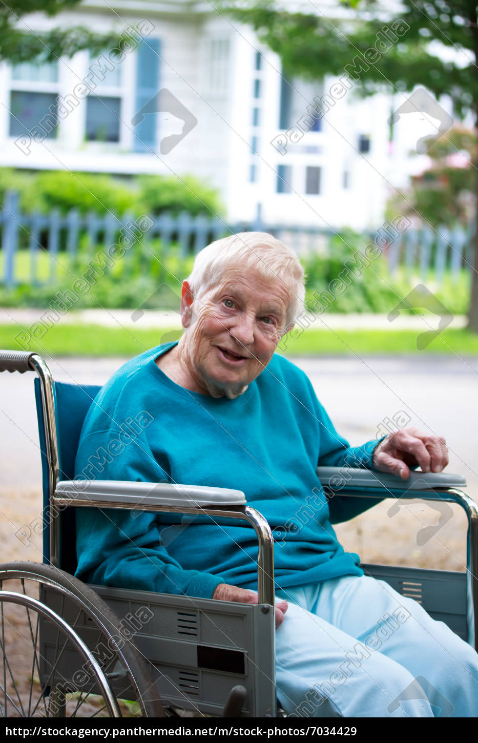 Glückliche Seniorin Im Rollstuhl - Lizenzfreies Bild - #7034429 ...