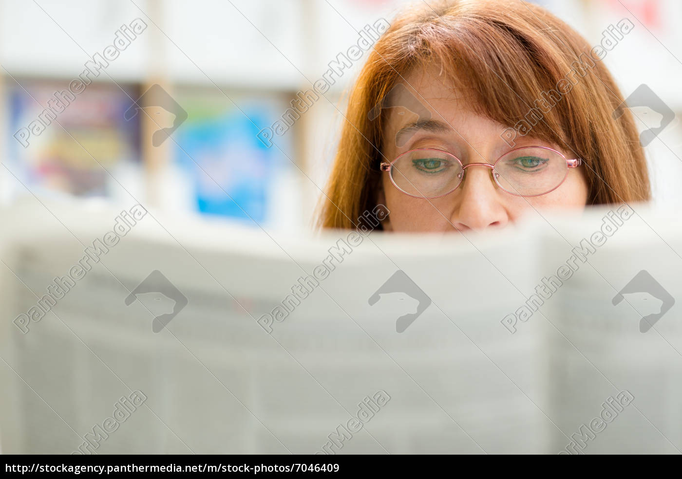 Altere Frau Mit Brille Lesen Zeitung In Derbibliothek Stockfoto Bildagentur Panthermedia