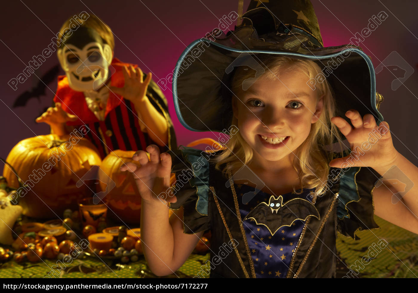 halloween-party mit kindern tragen erschrecken kostüme - Stockfoto 