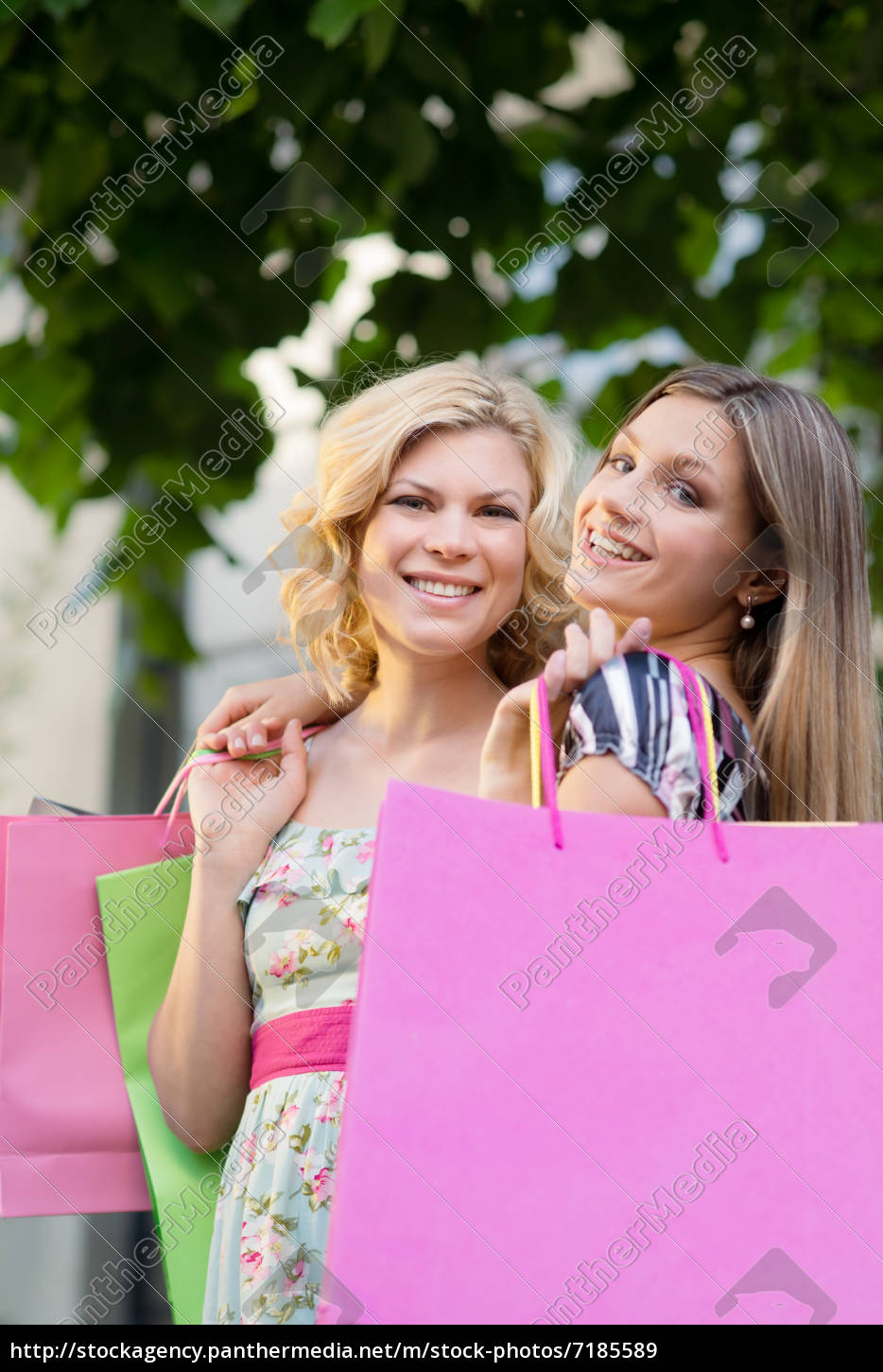 Zwei Freundinnen Die Mit Einkaufstaschen Lächeln Lizenzfreies Bild 7185589 Bildagentur 