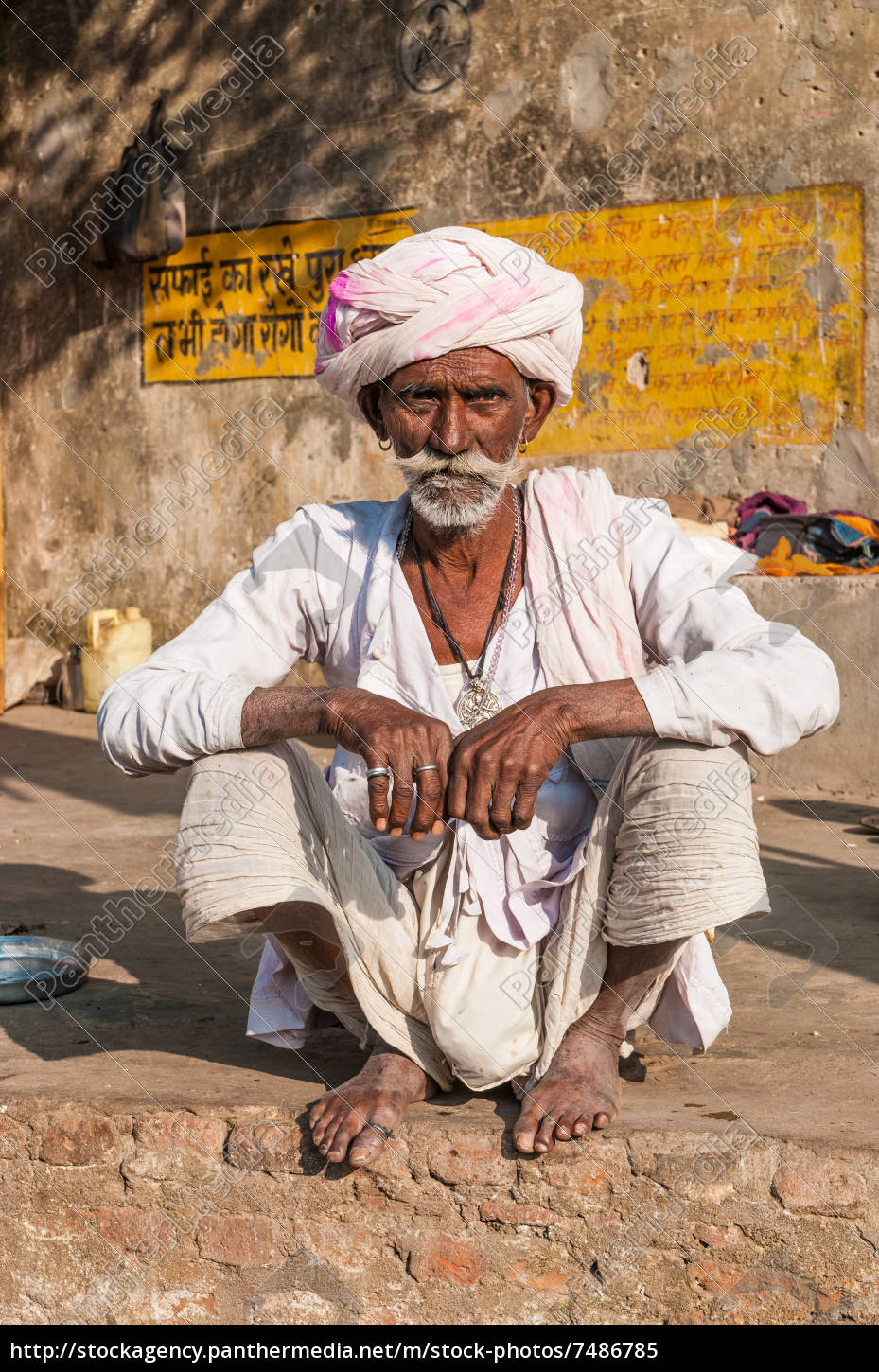 Ein Alter Sitzender Indischer Mann Mit Turban Und Stockfoto Bildagentur Panthermedia