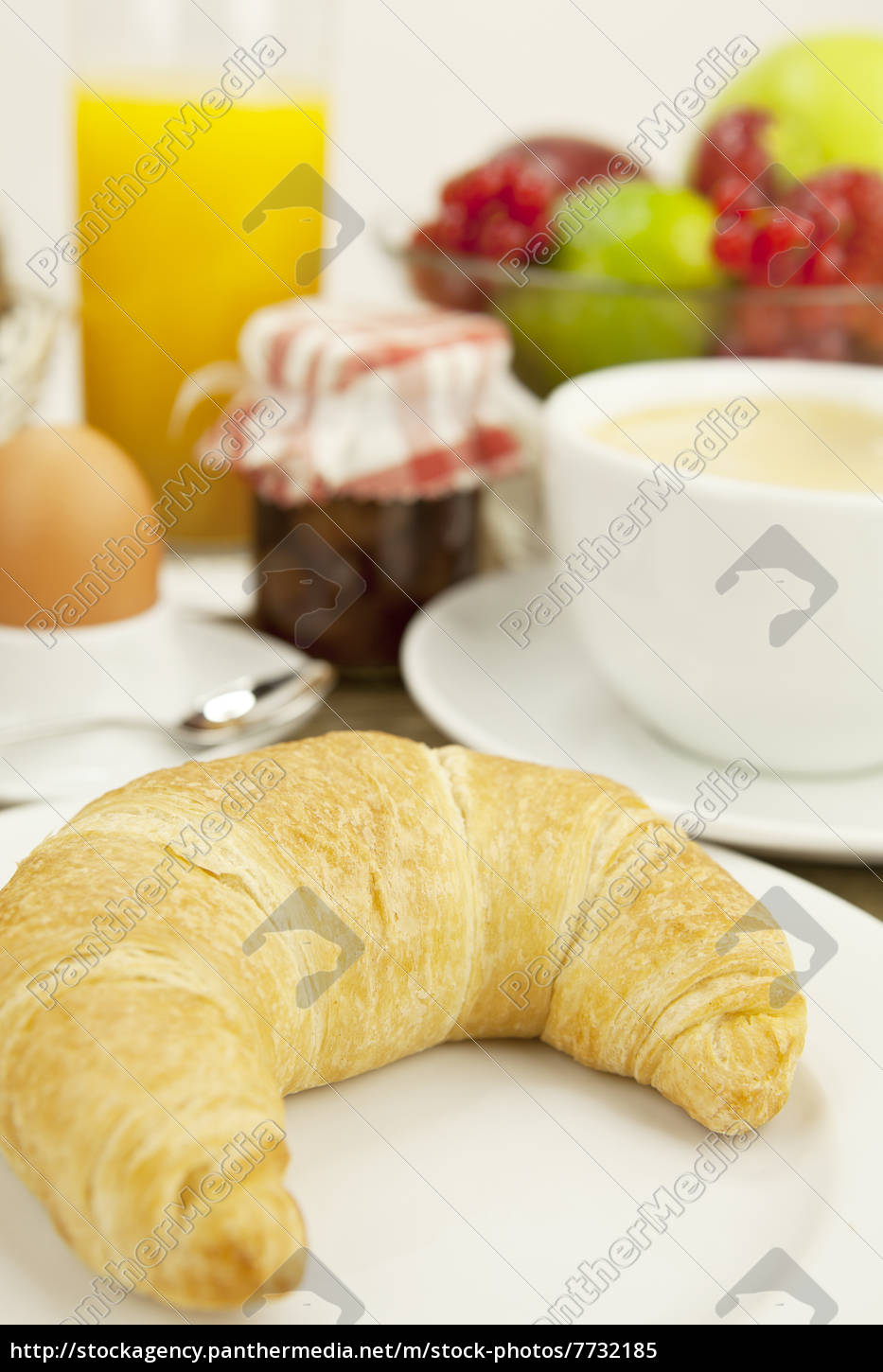 Franzosisches Fruhstuck Mit Croissant Saft Und Stockfoto Bildagentur Panthermedia