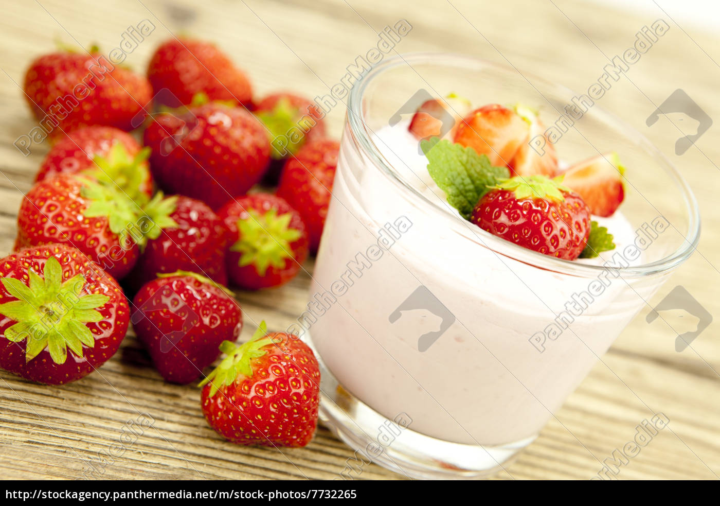 frischer erdbeer joghurt shake mit erdbeeren auf einem - Lizenzfreies ...