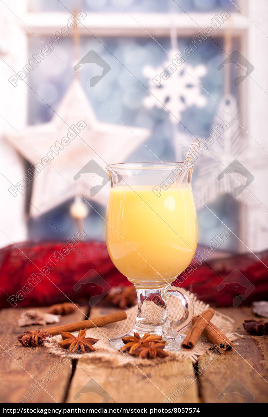 Eierpunsch mit Weihnachtsdekoration Stockfoto 8057574