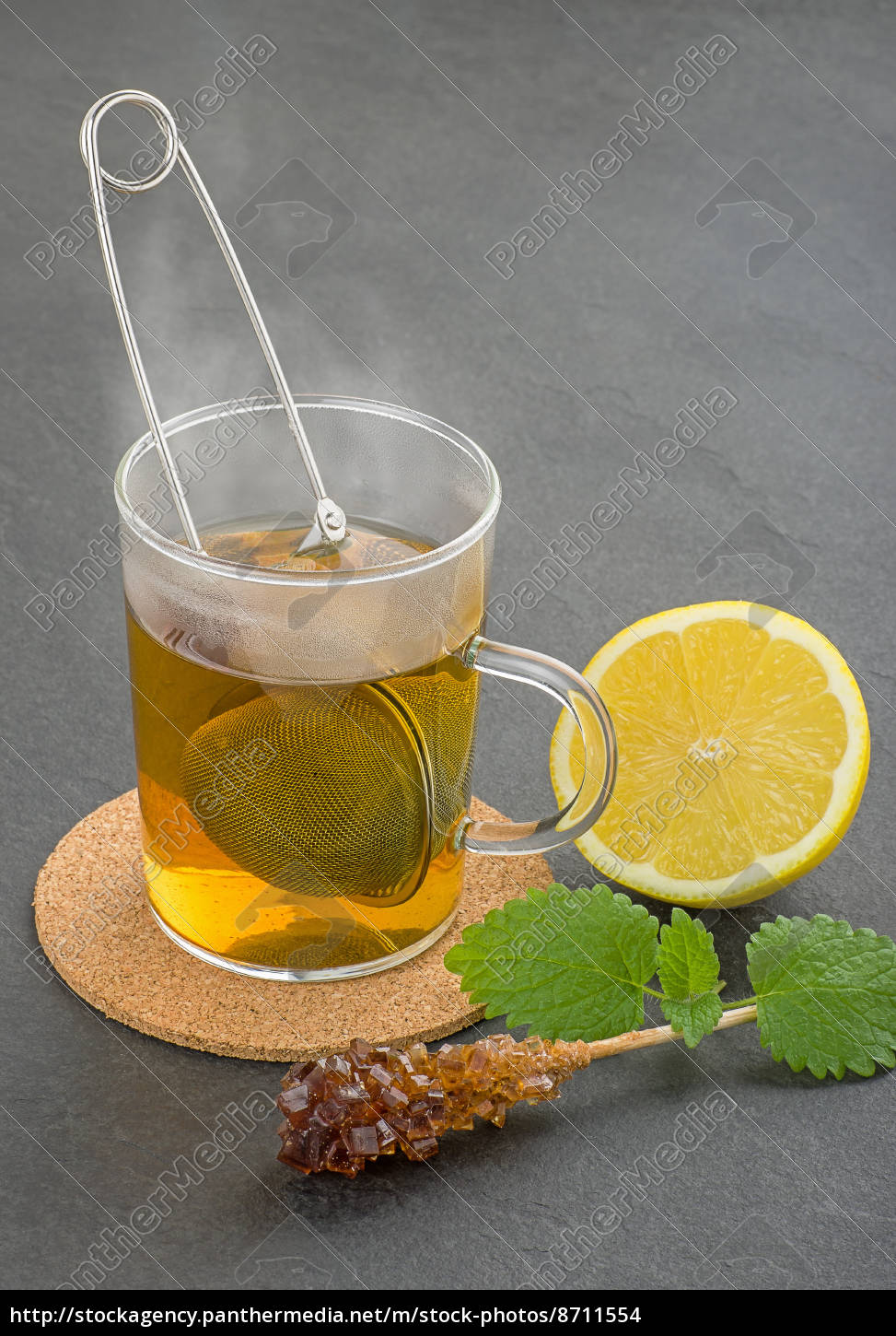 Dampfende Teetasse Mit Sieb Auf Schieferplatte Stock Photo Bildagentur Panthermedia