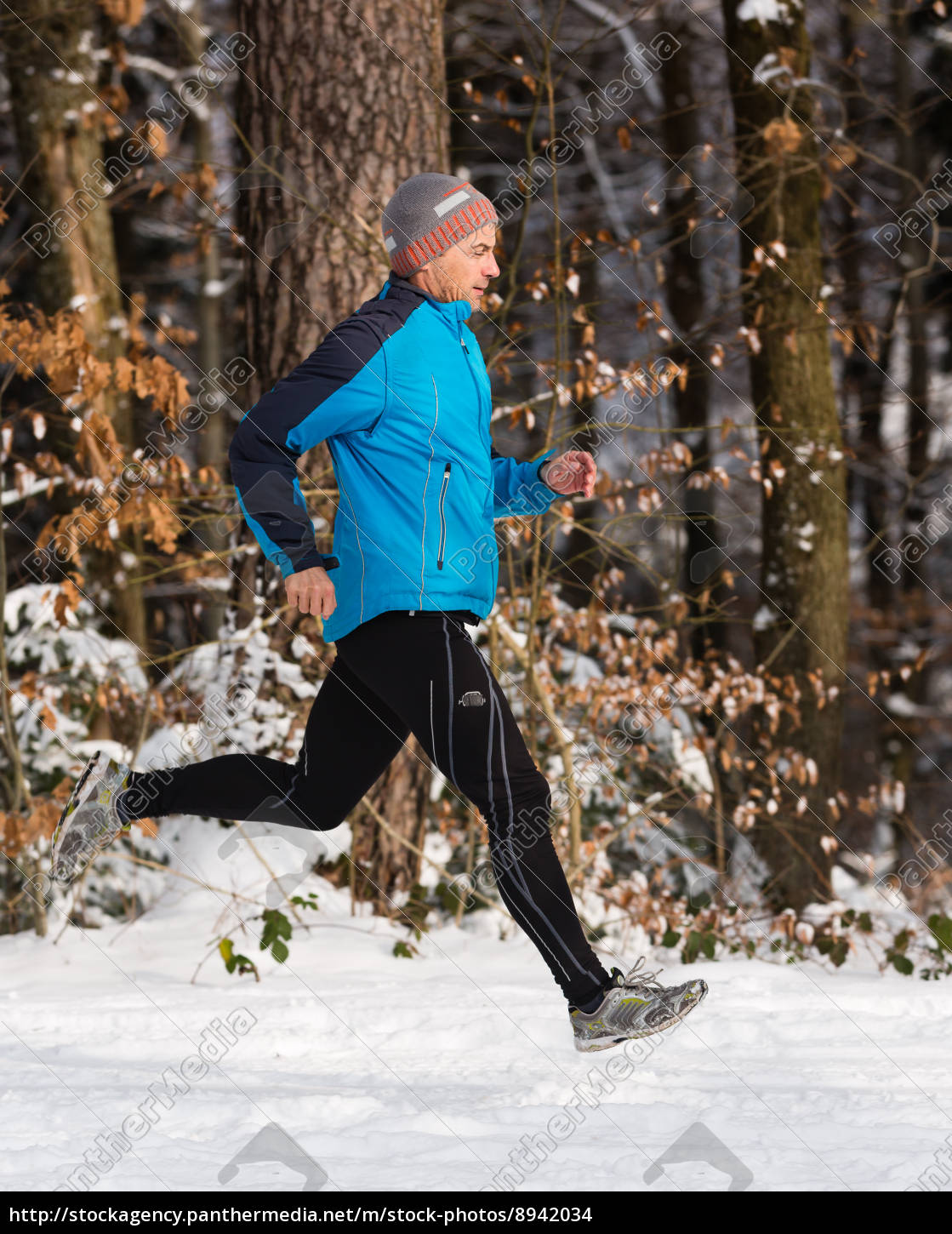 jogger-im-winter-stockfoto-8942034-bildagentur-panthermedia