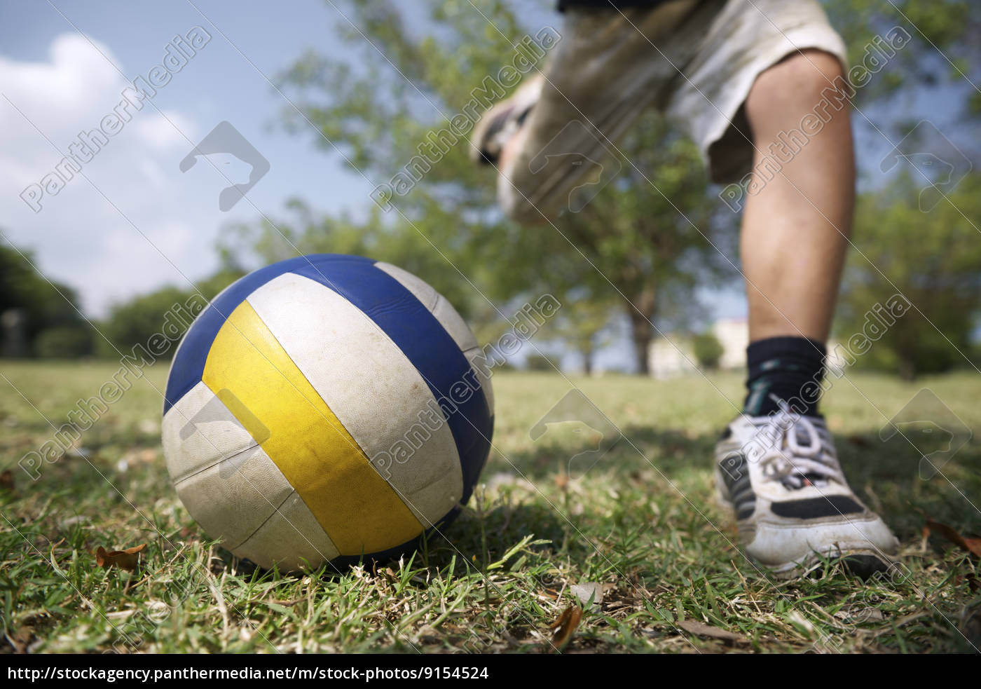kinder spielen fußball spiel ball junge im park ...