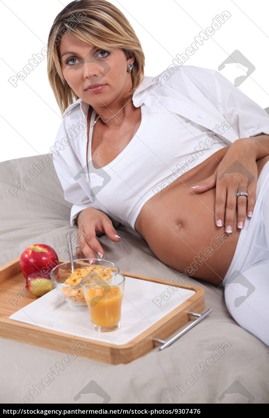 Schwangere Frau Mit Fruhstuck Im Bett Lizenzfreies Foto 9307476 Bildagentur Panthermedia