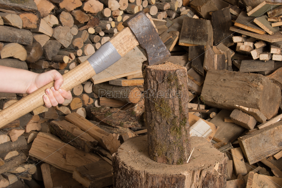 Grosses Stuck Holz Hacken Mit Axt Holzscheiter Im Lizenzfreies Foto 931 Bildagentur Panthermedia