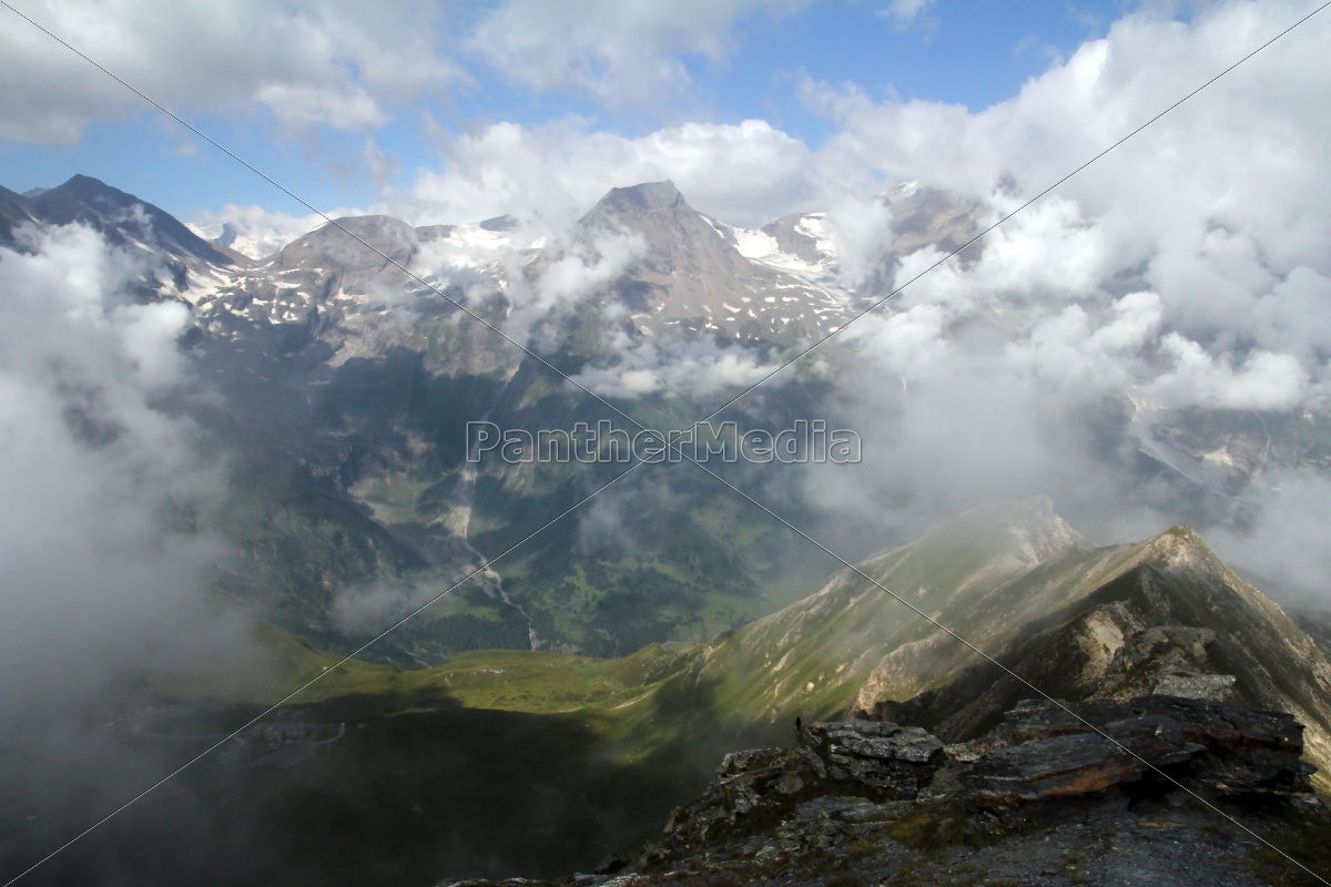 Die Schone Berglandschaft In Mitten Der Wolken Im Stock Photo Bildagentur Panthermedia