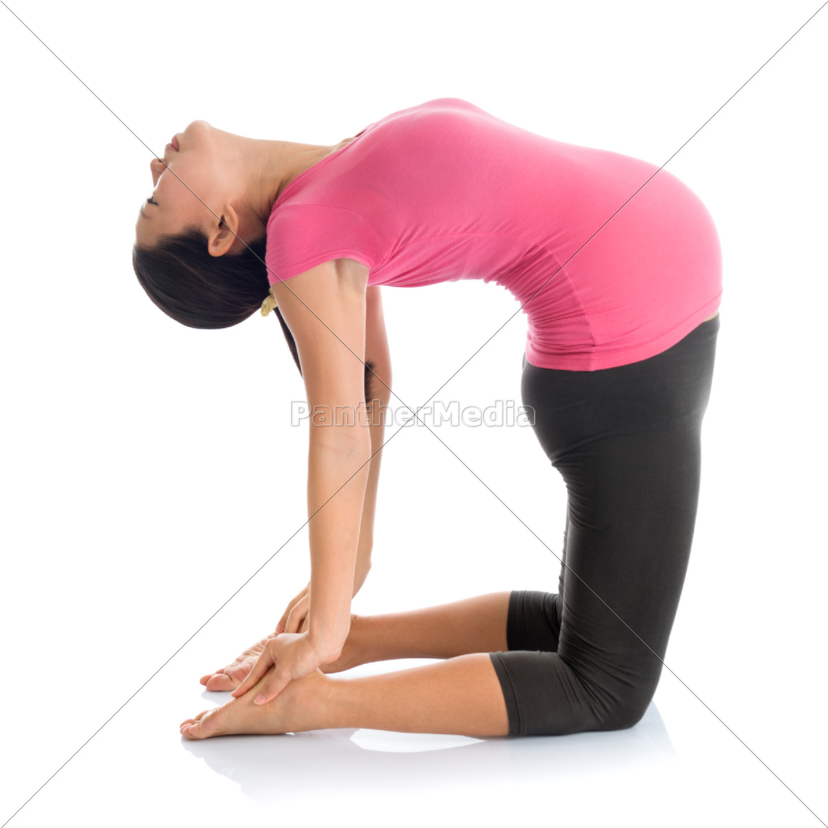 schwangere yoga-position kamel pose. - Stockfoto ...