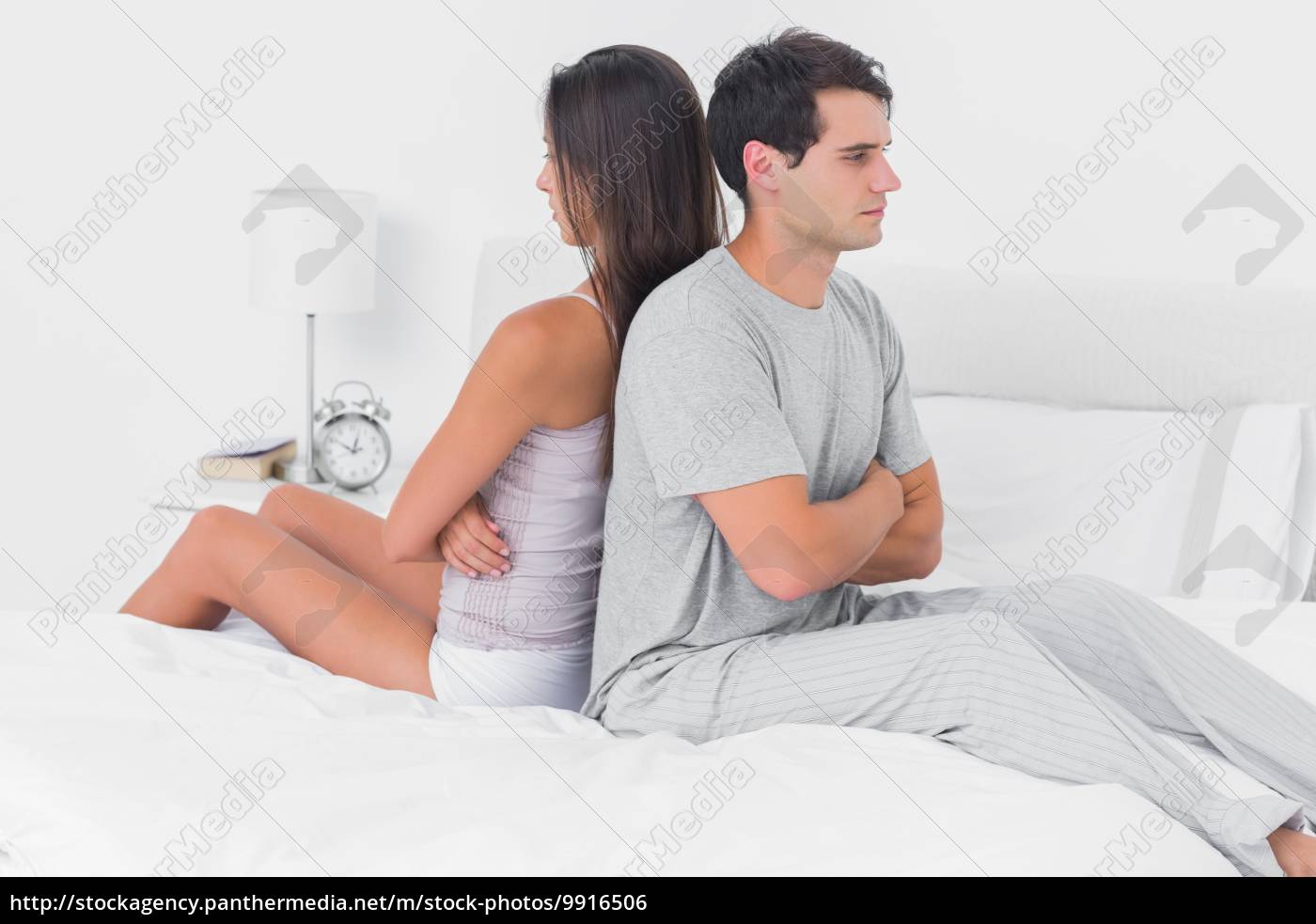 Paare Die Sitzen Auf Dem Bett Zu Ignorieren Rücken An Stockfoto 9916506 Bildagentur 