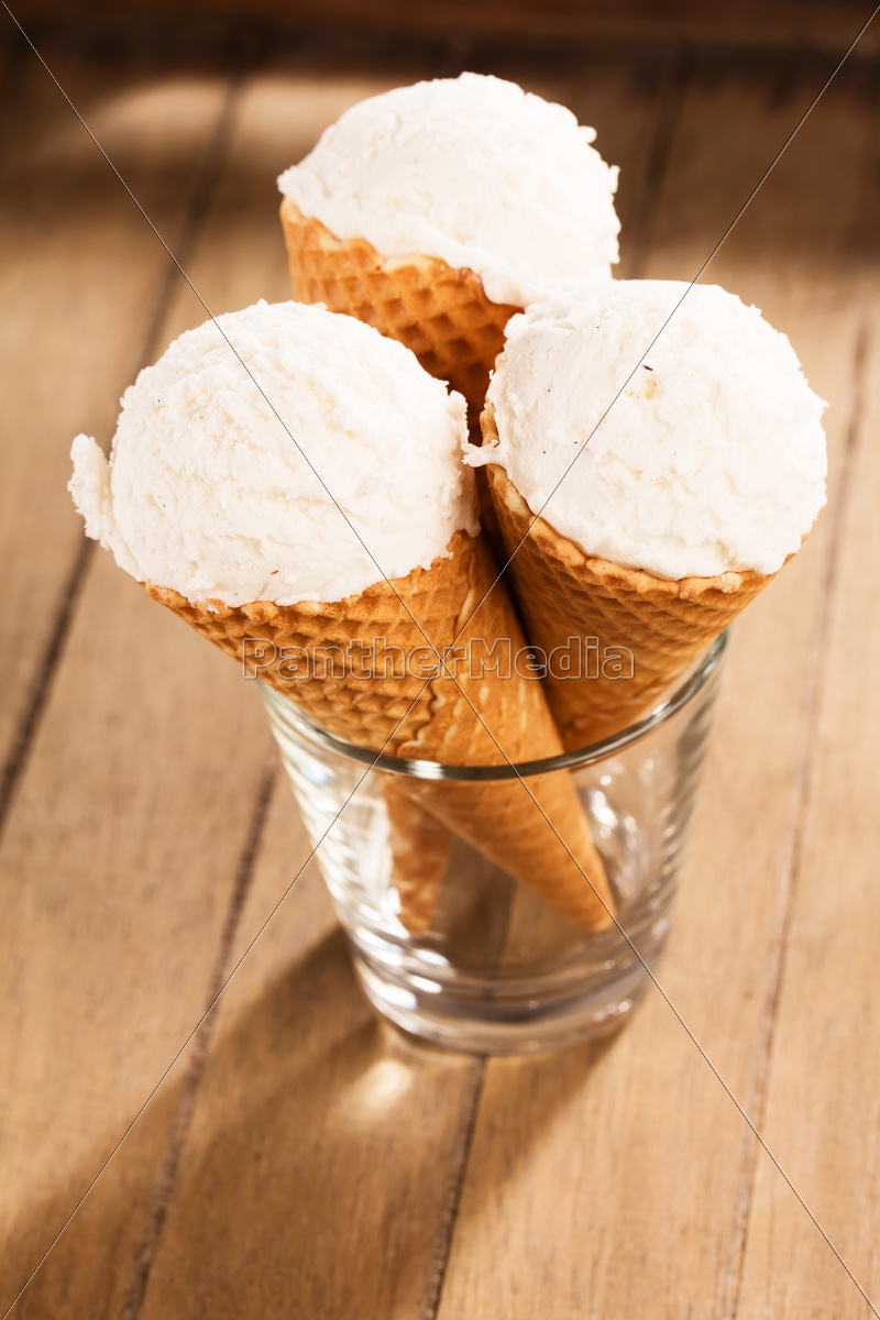 drei vanille eiscreme waffeln stehend in einem glass - Stock Photo ...