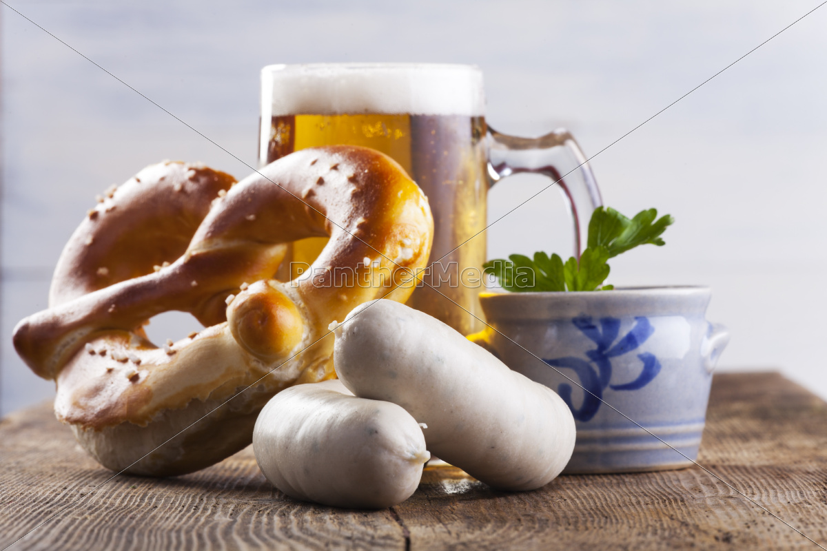 bayerische weißwurst mit brezel und bier - Lizenzfreies Foto ...