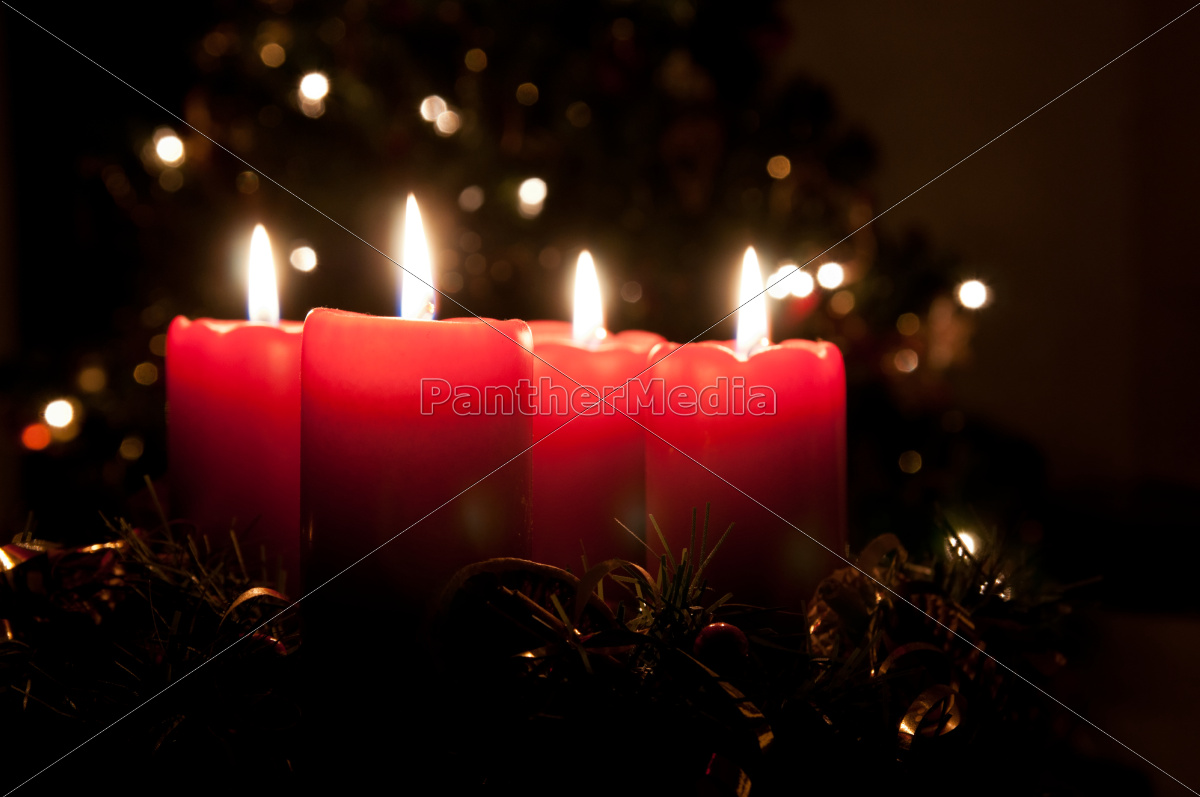 Adventskranz mit zwei brennenden Kerzen - Stockfoto - #15532377 |  Bildagentur PantherMedia