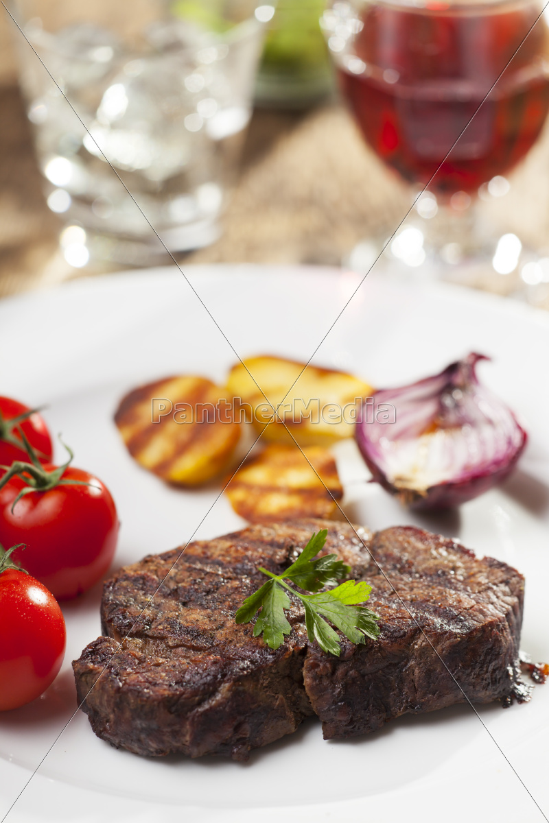 Gegrilltes Steak mit Petersilie auf einem Teller - Lizenzfreies Bild ...