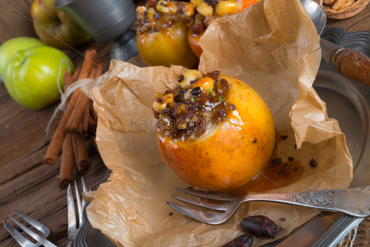 Apfel mit Nuss Karamell Füllung - Lizenzfreies Bild - #10288577 ...