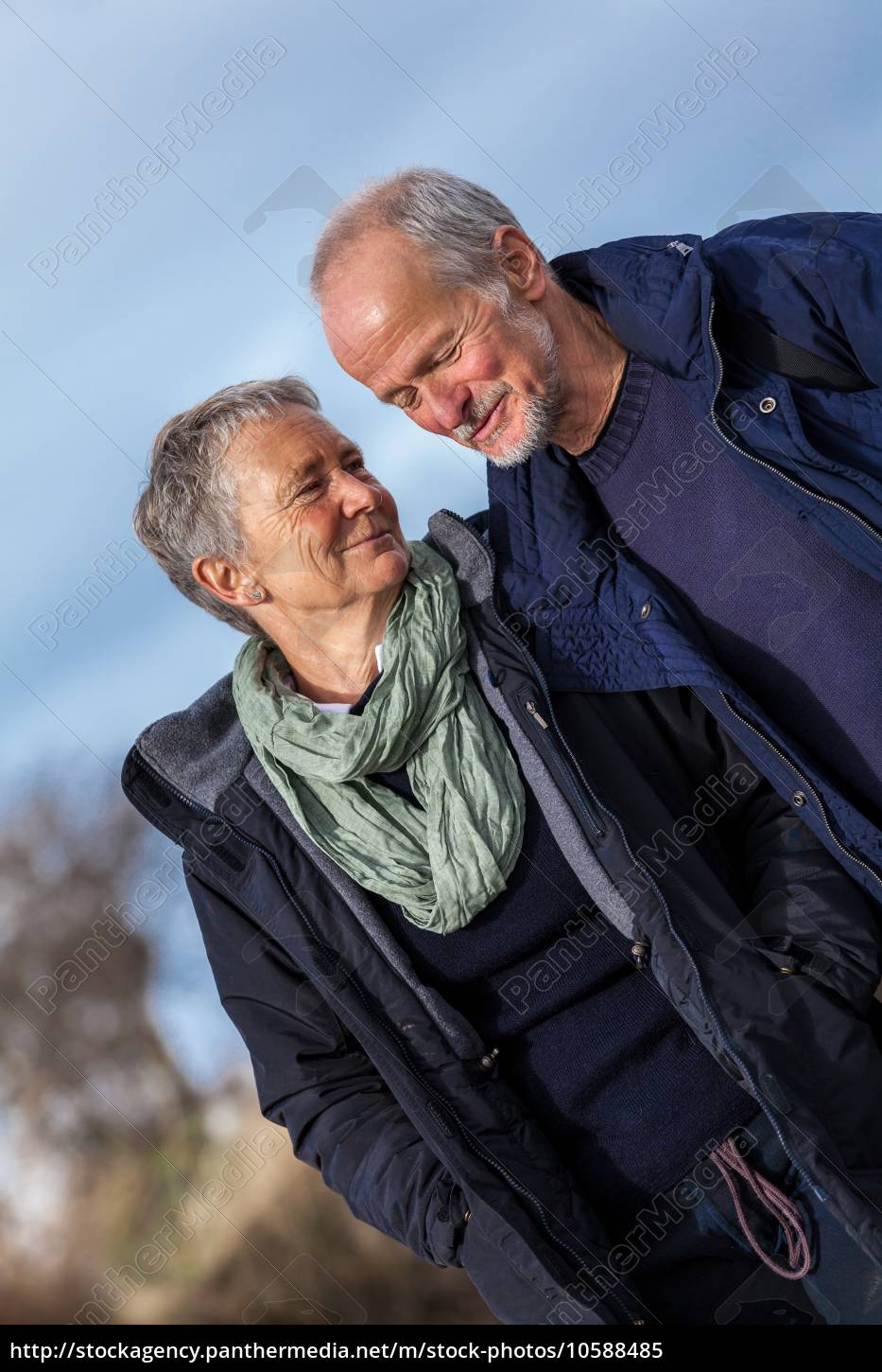 Gluckliche Lachende Senioren Paar Arm In Arm Im Freien Stockfoto Bildagentur Panthermedia