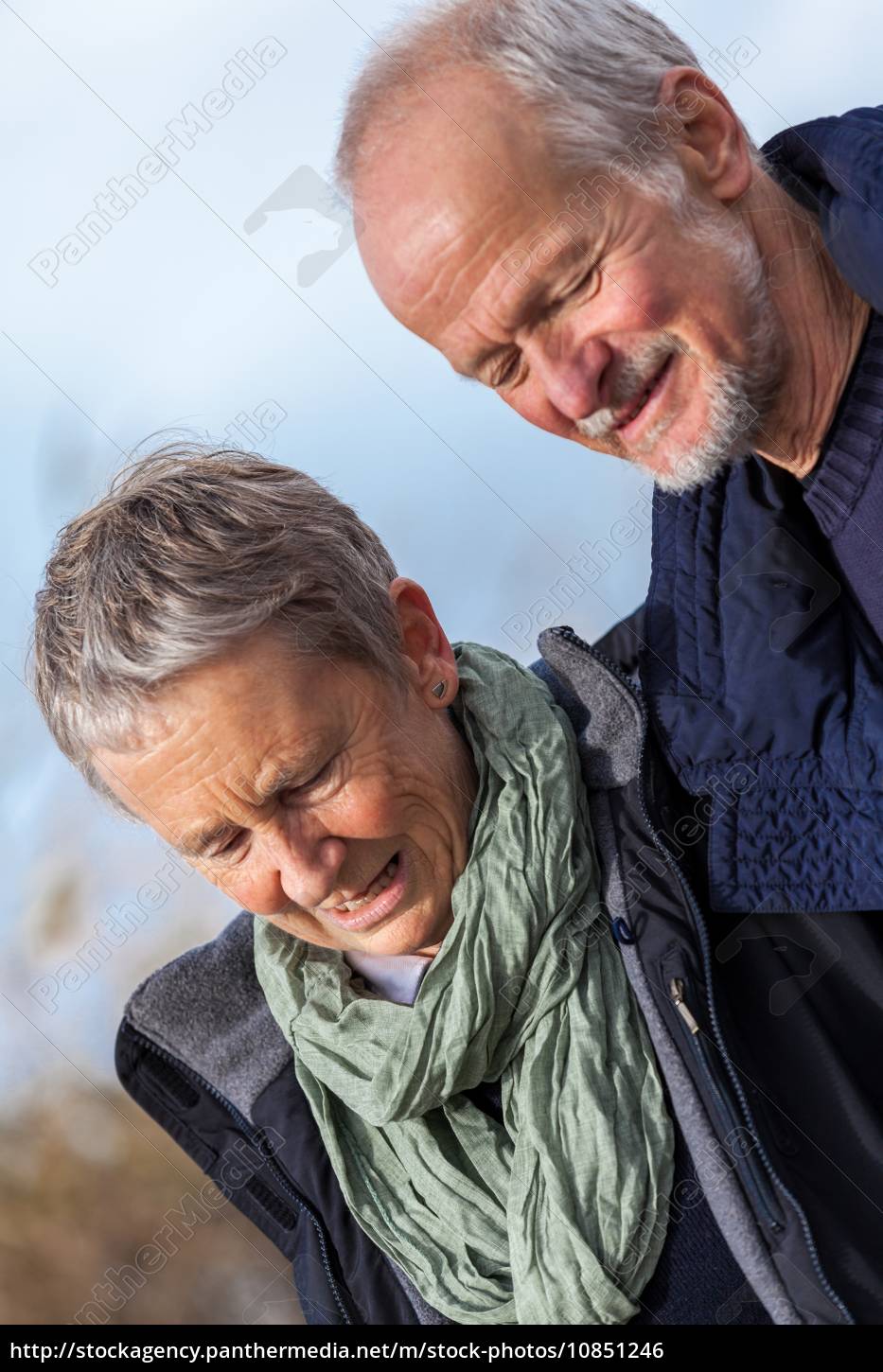 Gluckliche Lachende Senioren Paar Arm In Arm Im Freien Stockfoto Bildagentur Panthermedia