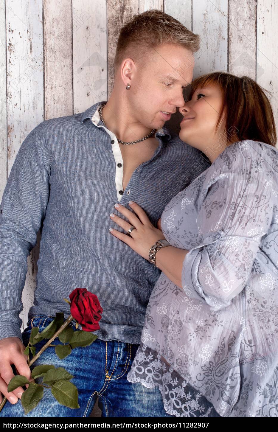 Gluckliches Paar Mit Rose Schwangerschaft Stockfoto Bildagentur Panthermedia