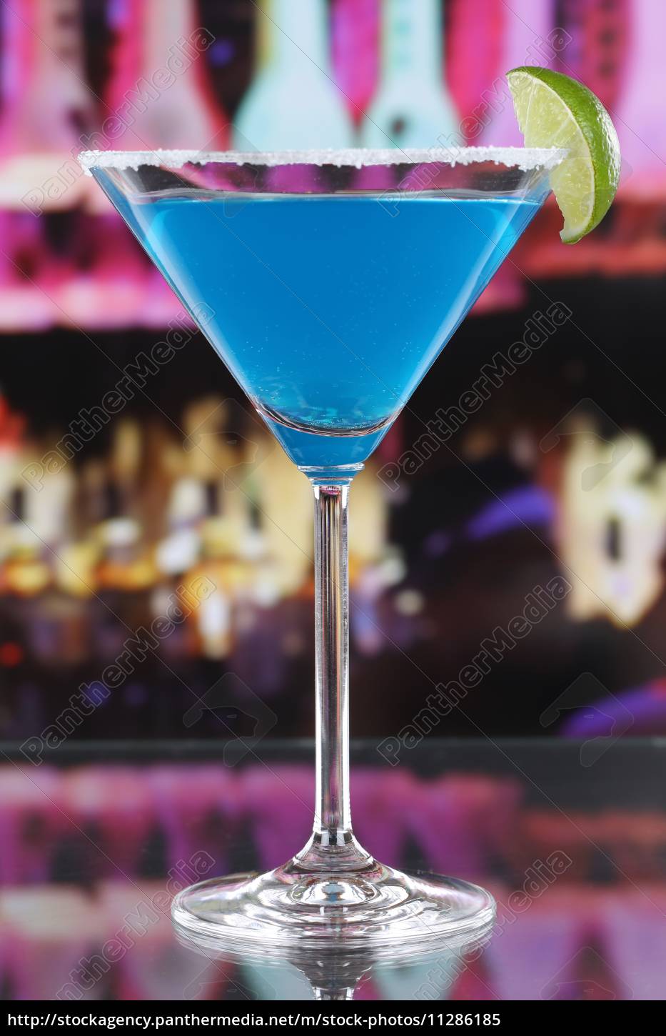 Blue Curacao Cocktail Im Martini Glas In Einer Bar Lizenzfreies Bild 11286185 Bildagentur Panthermedia