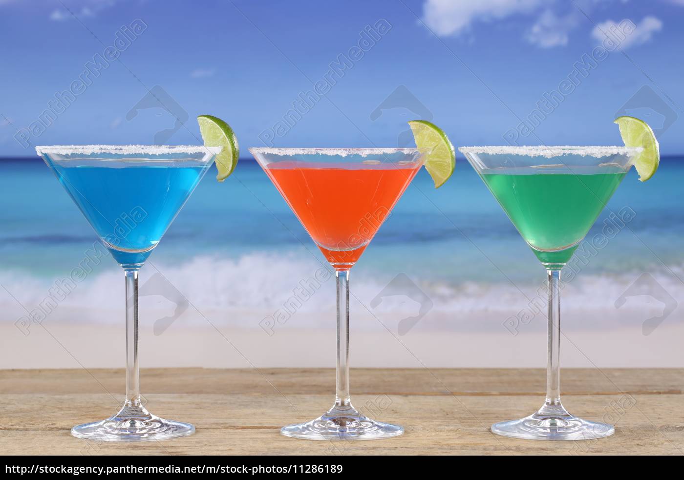 Bunte Cocktails In Martini Glasern Am Strand Im Urlaub Stockfoto Bildagentur Panthermedia