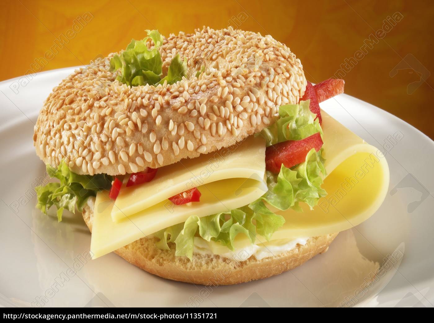 bagel belegt mit grünem salat käse paprikastreifen. - Stockfoto ...