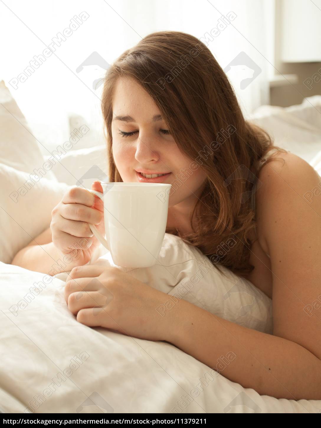 Porträt Einer Hübschen Frau Die Kaffee Im Bett Trinkt Lizenzfreies Bild 11379211 8414