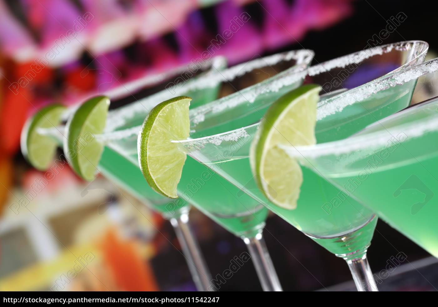 Grüne Martini Cocktails in Gläsern in einer Bar - Lizenzfreies Bild ...