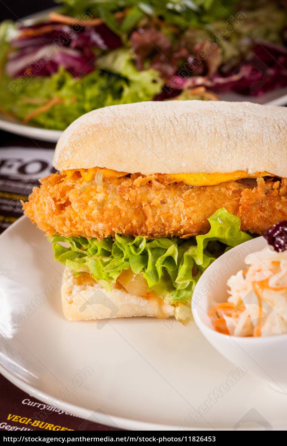 Chickenburger mit Hähnchenfleisch und salat - Stockfoto - #11826453 ...