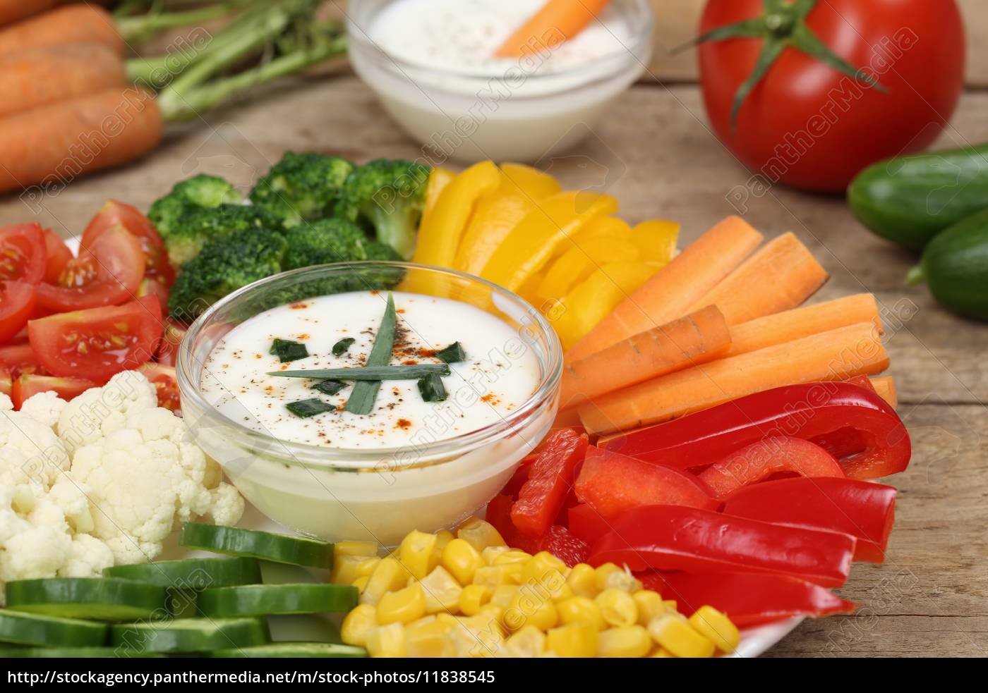 Vegetarischer Gemüse Teller zum Essen mit Joghurt Dip - Lizenzfreies ...