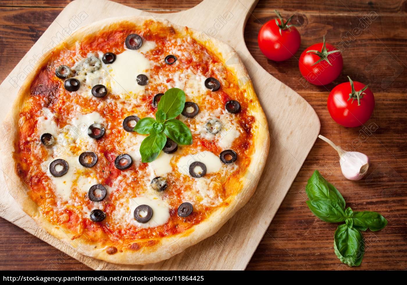 Pizza Margherita Mit Oliven Mozzarella Knoblauch Und Lizenzfreies Bild Bildagentur Panthermedia