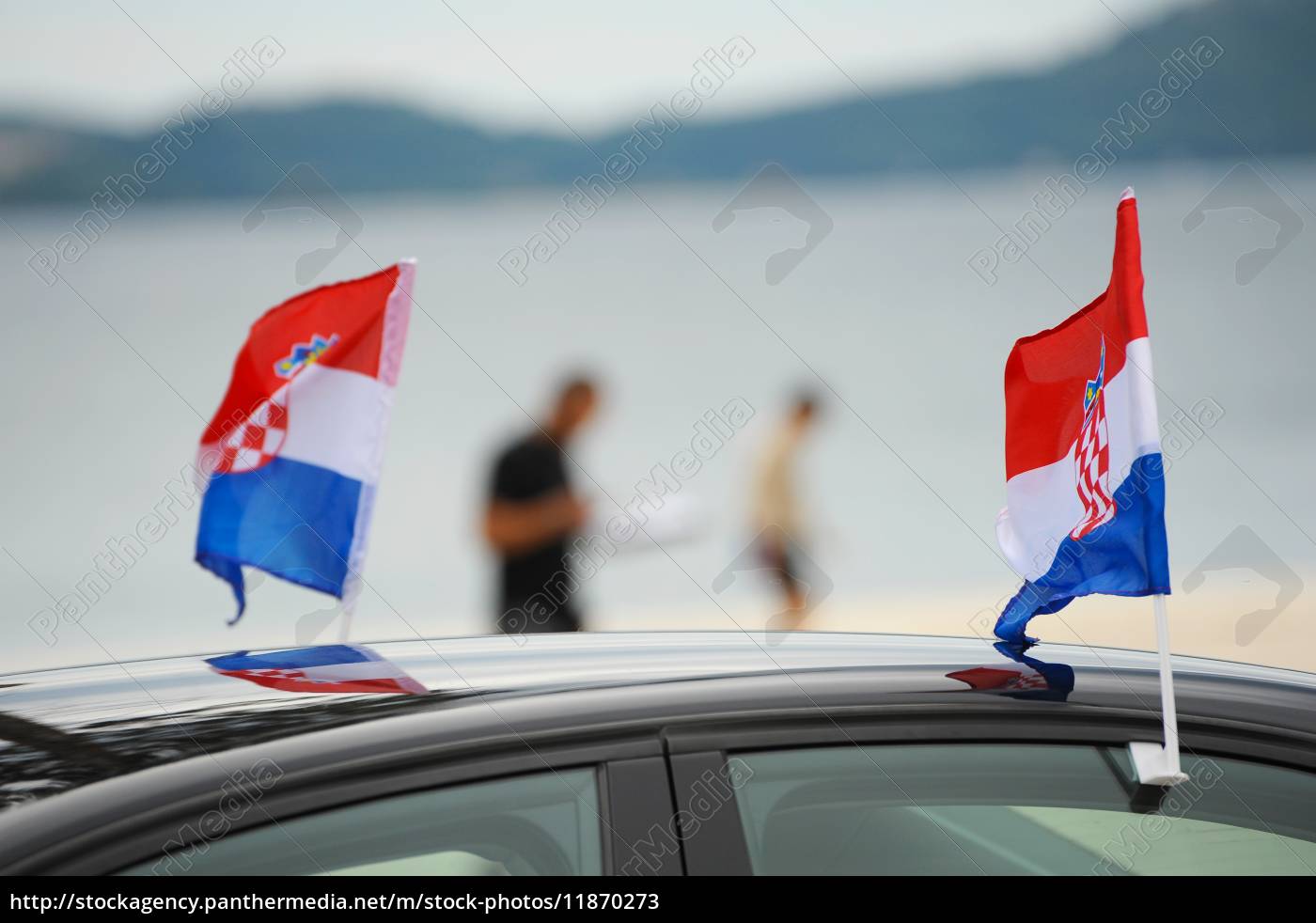 Kroatische Flagge an Autofenster befestigt - Lizenzfreies Bild #11870273